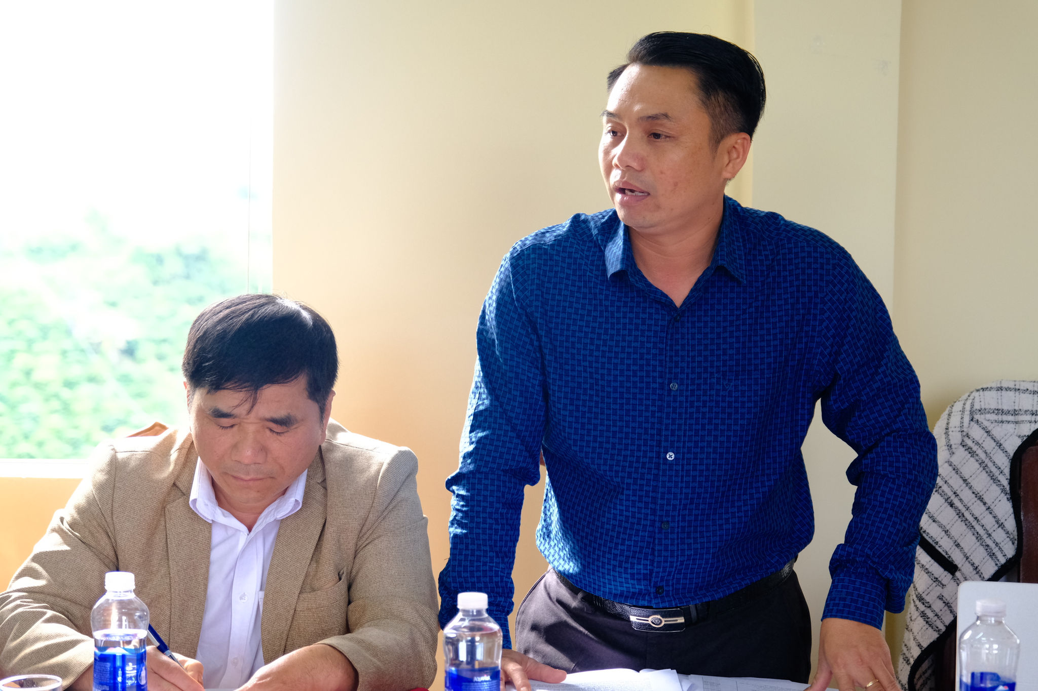 Ông Phan Đình Quý, Phó Chủ tịch UBND xã Tà Hine báo cáo tiến độ thực hiện các chương trình mục tiêu quốc gia trên địa bàn