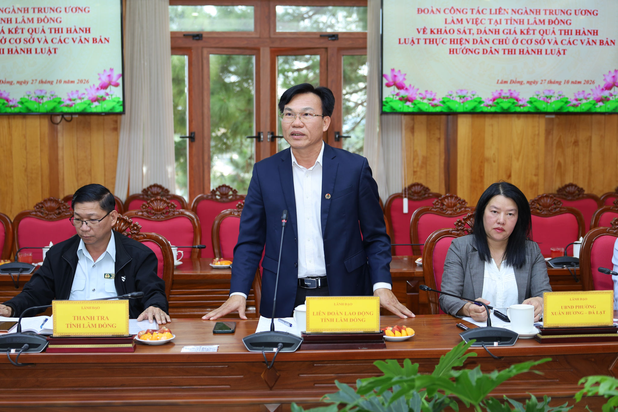 Phó Chủ tịch Liên đoàn Lao động tỉnh Lâm Đồng Đoàn Văn Sự tham gia ý kiến tại buổi làm việc