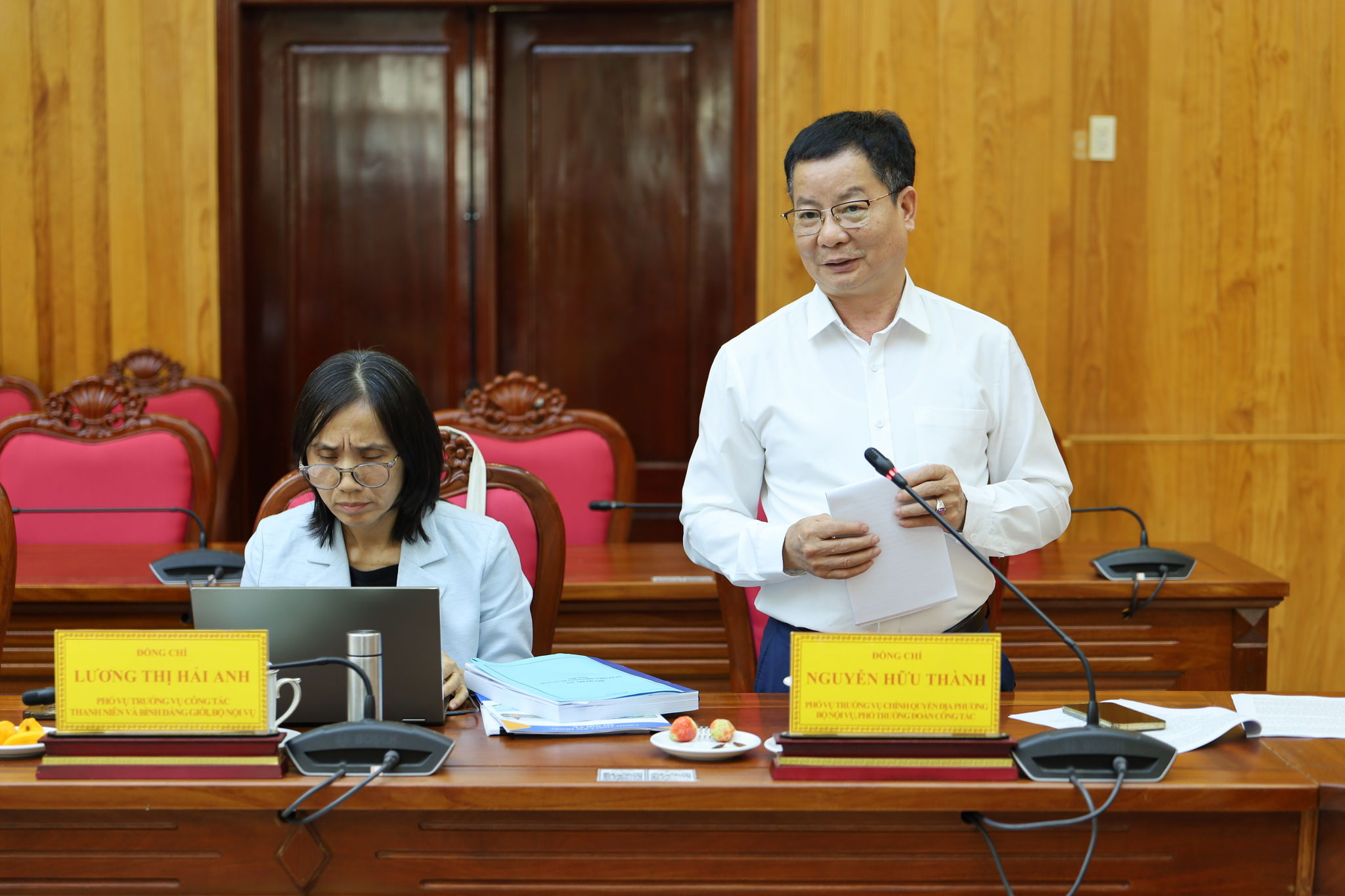 Phó Vụ trưởng Vụ Chính quyền địa phương – Bộ Nội vụ Nguyễn Hữu Thành tham gia ý kiến tại buổi làm việc