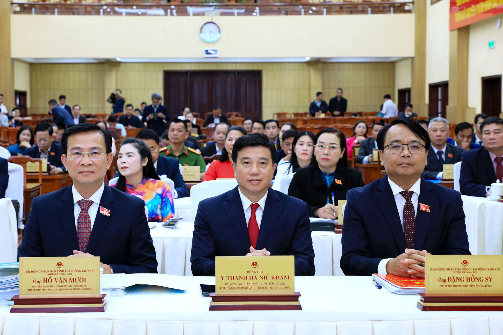 Bí thư Tỉnh ủy Lâm Đồng Y Thanh Hà Niê Kđăm (giữa ảnh), Chủ tịch UBND tỉnh Hồ Văn Mười (bên trái ảnh) và Phó Bí thư Thường trực Tỉnh ủy Đặng Hồng Sỹ (bên phải ảnh) tham dự kỳ họp