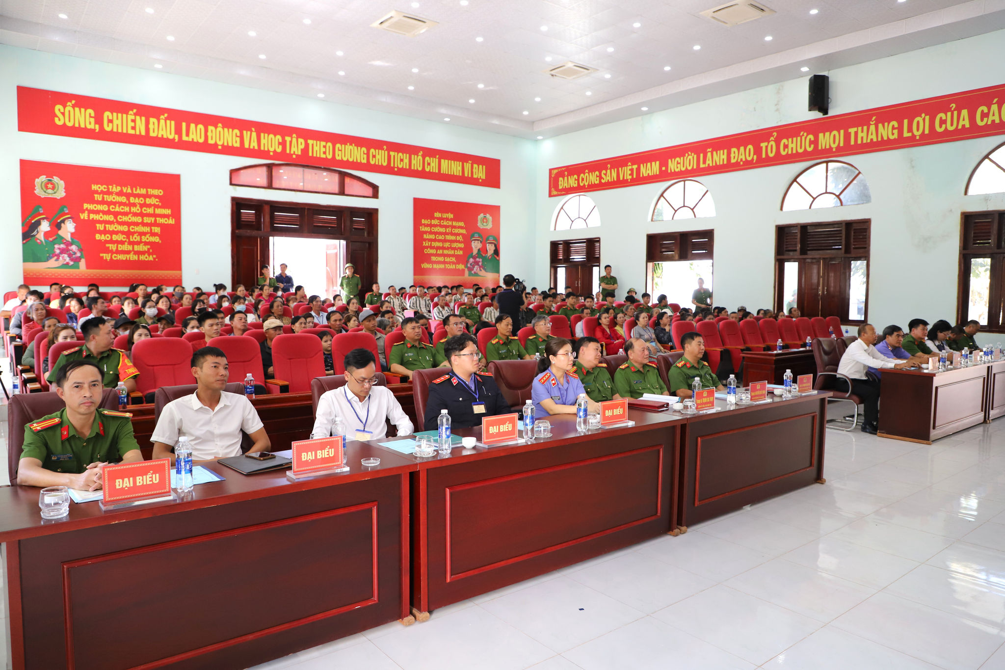 Tham dự hội nghị có đại diện lãnh đạo các sở, ban, ngành, chính quyền địa phương và các phạm nhân đang cải tạo tại trại giam cùng đông đảo thân nhân, gia đình các phạm nhân.