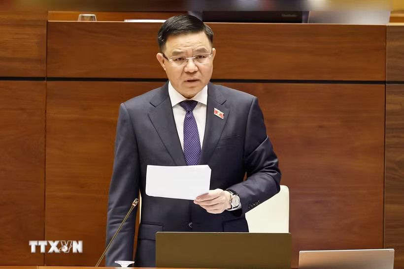 Bộ trưởng Bộ Công Thương Lê Mạnh Hùng phát biểu giải trình ý kiến đại biểu. (Ảnh: TTXVN)