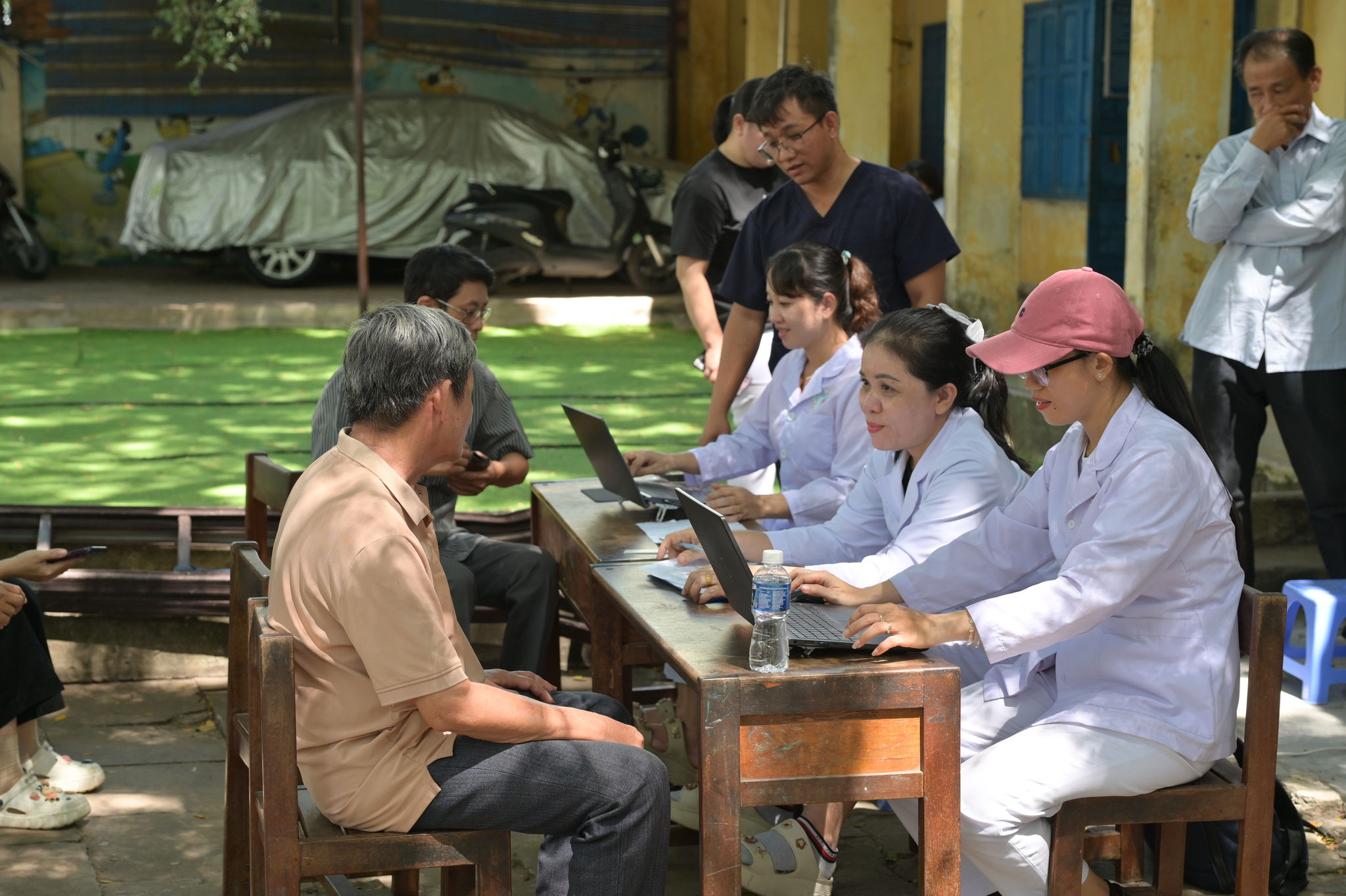 Người dân đến khám sức khỏe tại phường Tiến Thành