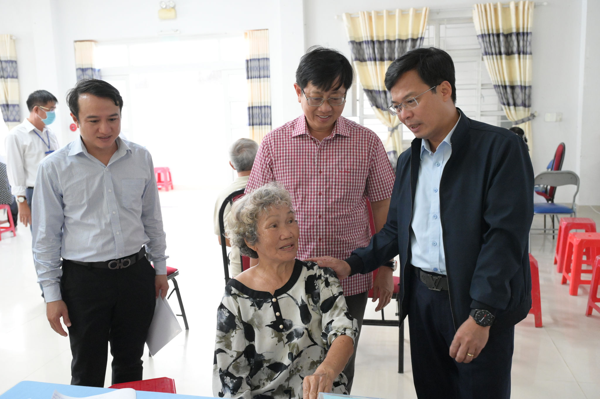 Phó Chủ tịch UBND tỉnh Đinh Văn Tuấn thăm hỏi người dân đến khám sức khỏe tại phường Phú Thủy