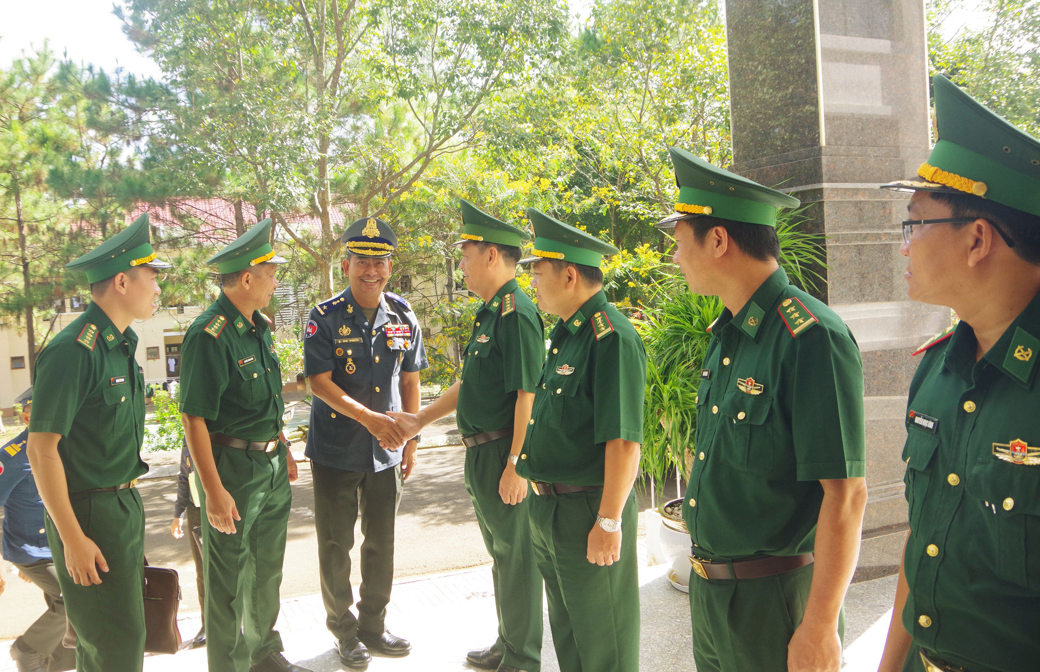 1. Đoàn đại biểu Ban Chỉ huy Bộ đội Biên phòng tỉnh Lâm Đồng chào đón đoàn Bộ Chỉ huy Hiến binh tỉnh Mondulkiri, Vương quốc Campuchia