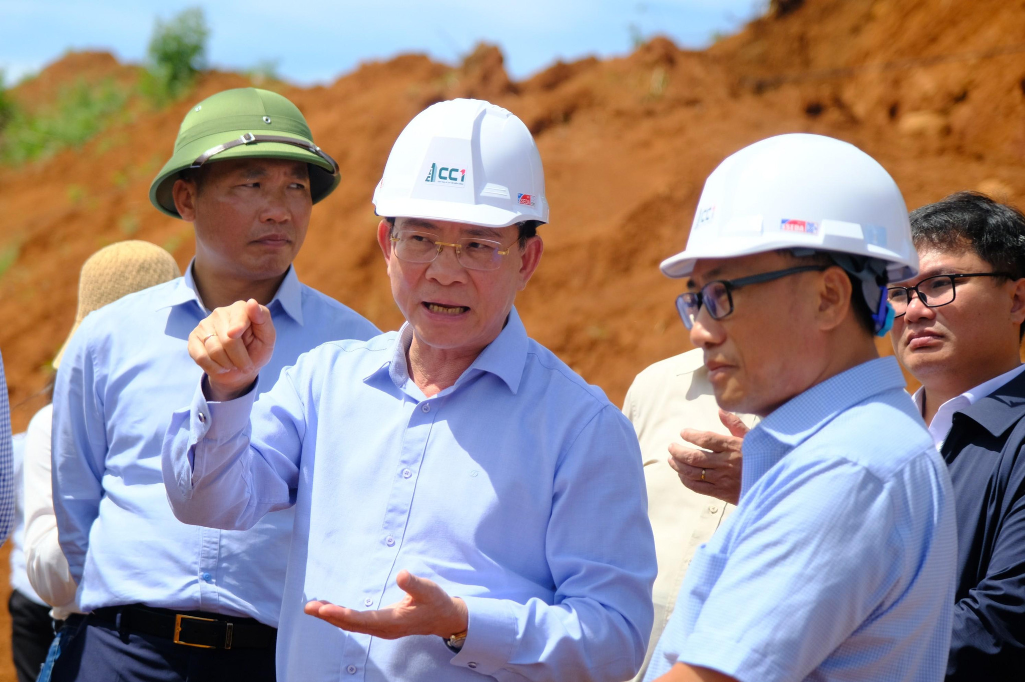 Ủy viên Ban Chấp hành Trung ương Đảng, Phó Bí thư Tỉnh ủy, Chủ tịch UBND tỉnh Hồ Văn Mười yêu cầu đơn vị thi công khẩn trương huy động máy móc, thiết bị, tập trung toàn lực đẩy nhanh tiến độ Dự án cao tốc Bảo Lộc- Liên Khương