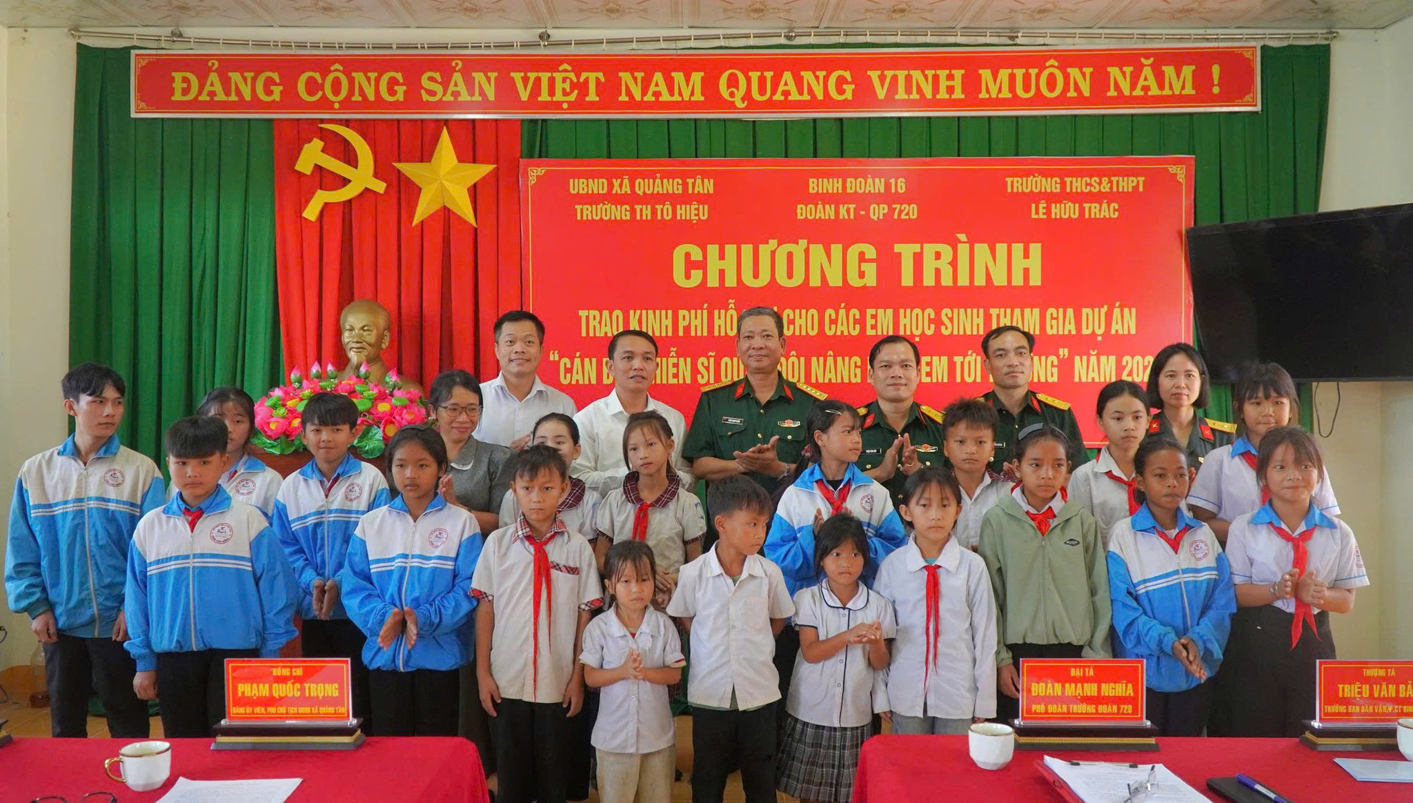 3. Chỉ huy Đoàn KT-QP 720, đại diện lãnh đạo địa phương, đại diện nhà trường chụp hình niệm