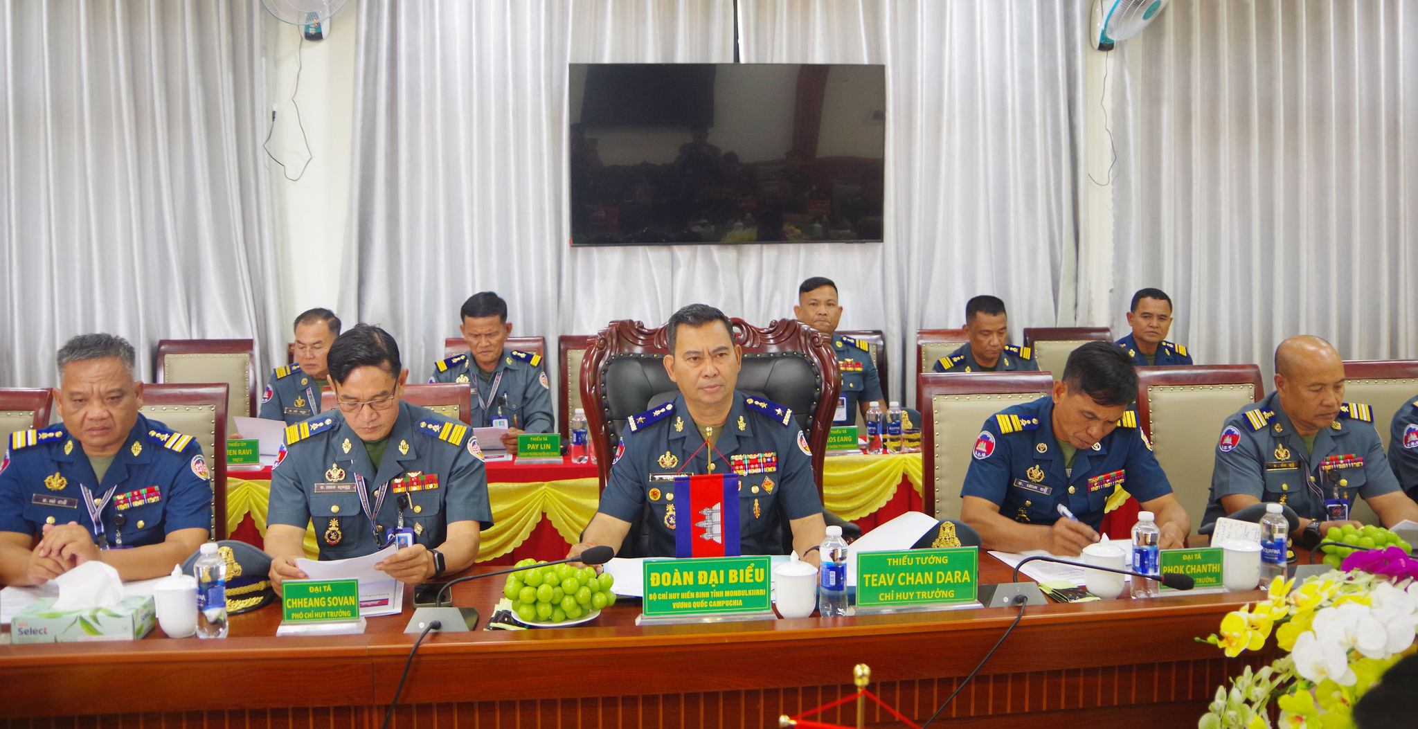 3. Thiếu tướng Tiêu Chăn Đa Ra, Chỉ huy trưởng Bộ Chỉ huy Hiến binh tỉnh Mondulkiri, cùng đoàn đại biểu tham dự hội đàm