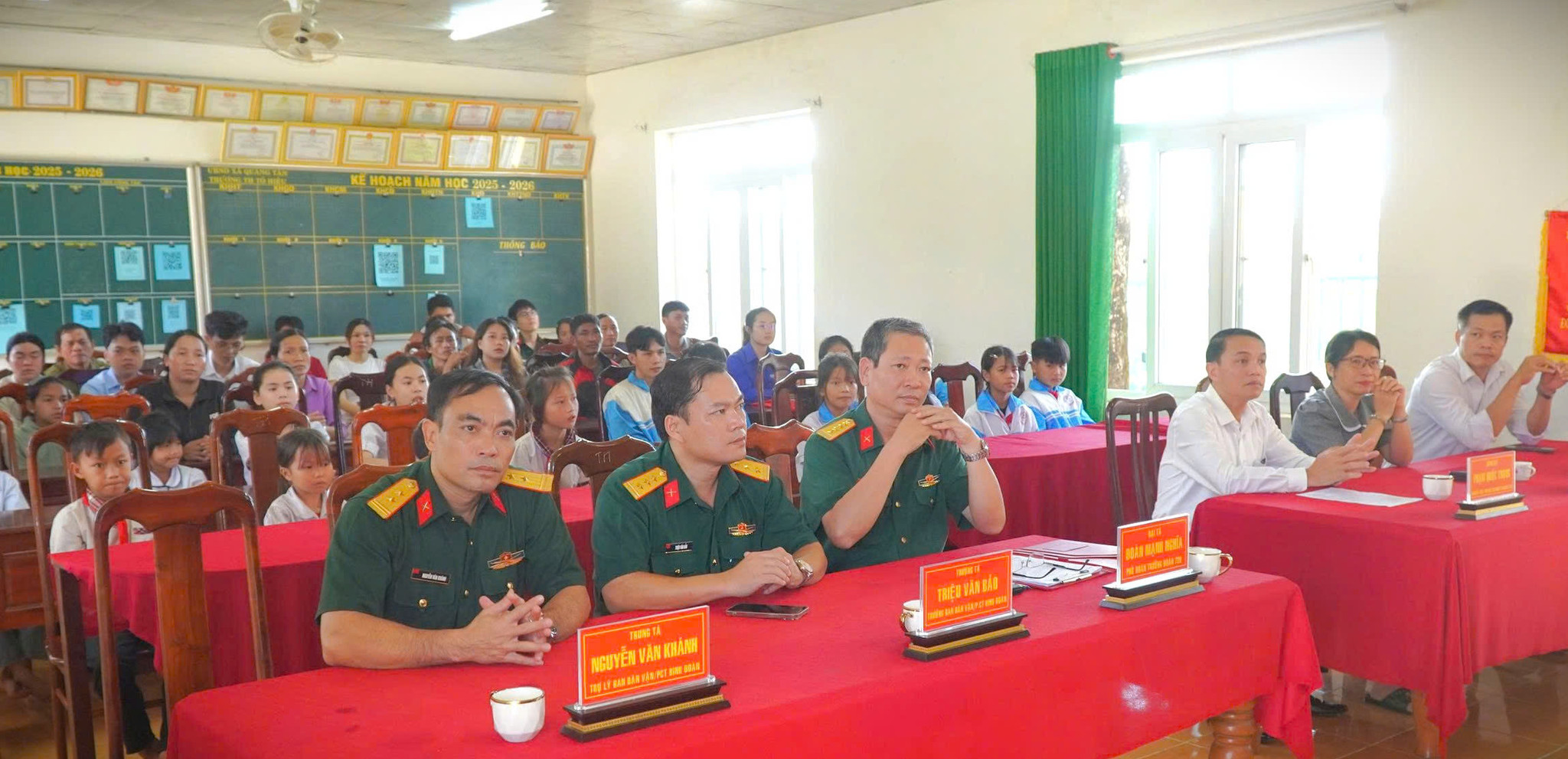 4. Các đại biểu và các em học sinh tham dự chương trình
