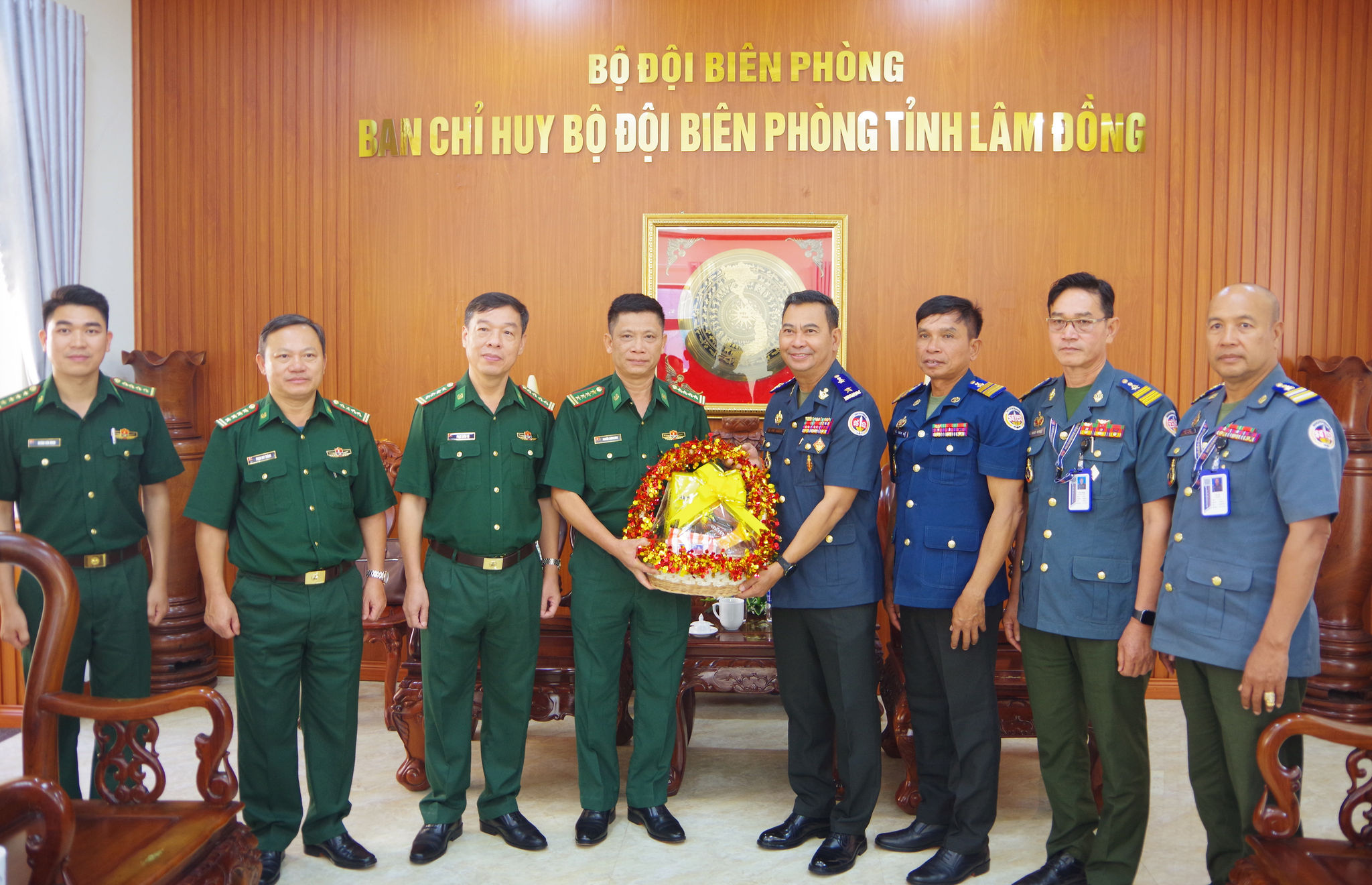 7. Hai đoàn đại biểu tặng quà lưu niệm