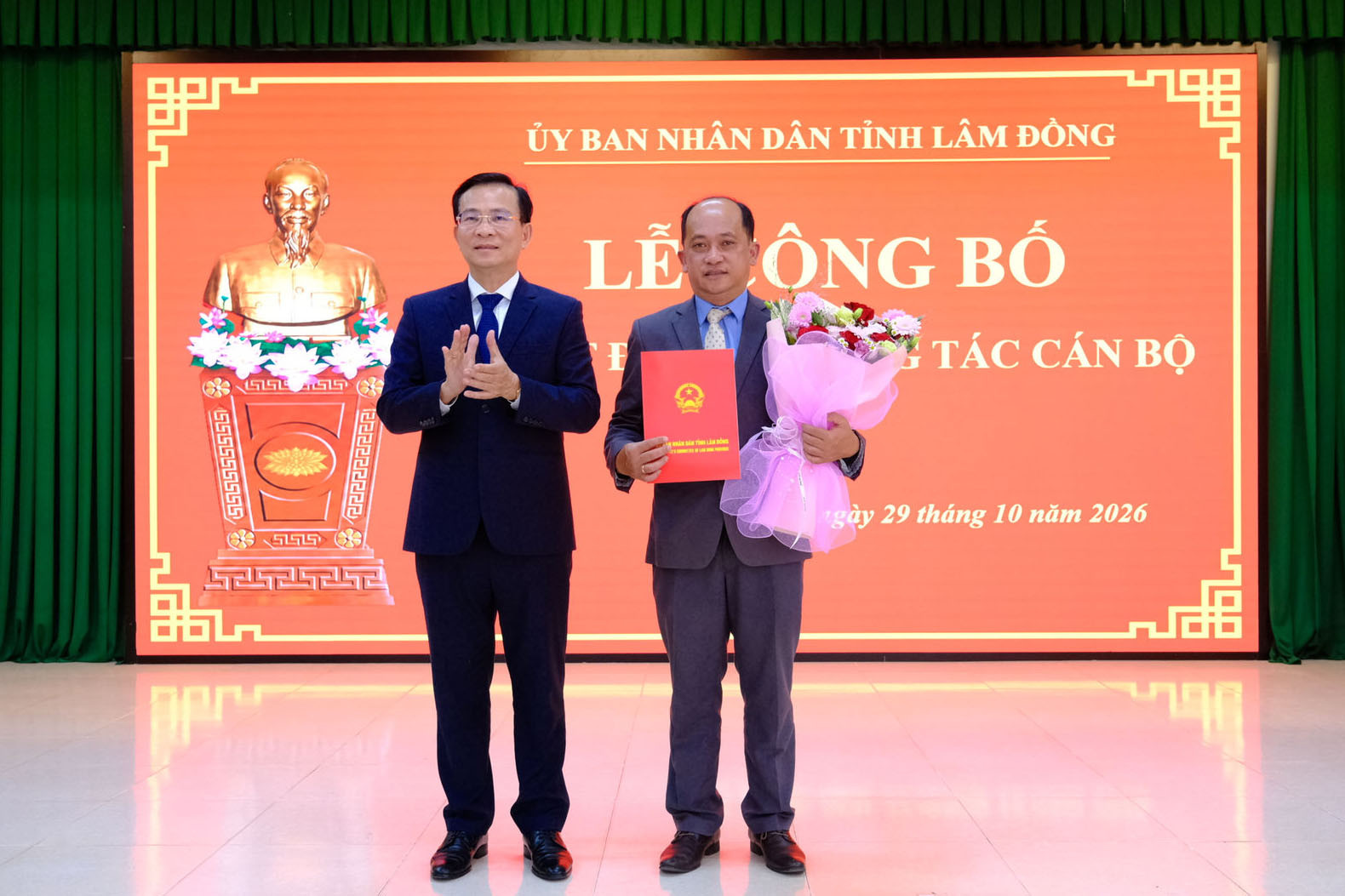 dong-chi-ho-van-muoi-uy-vien-ban-chap-hanh-trung-uong-dang-pho-bi-thu-tinh-uy-chu-tich-ubnd-tinh-lam-dong-trao-quyet-dinh-ve-cong-tac-can-bo-(1).jpg