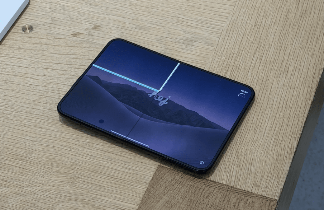 iPhone Duo trưng bày bị hỏng màn hình tại Apple Store Toronto