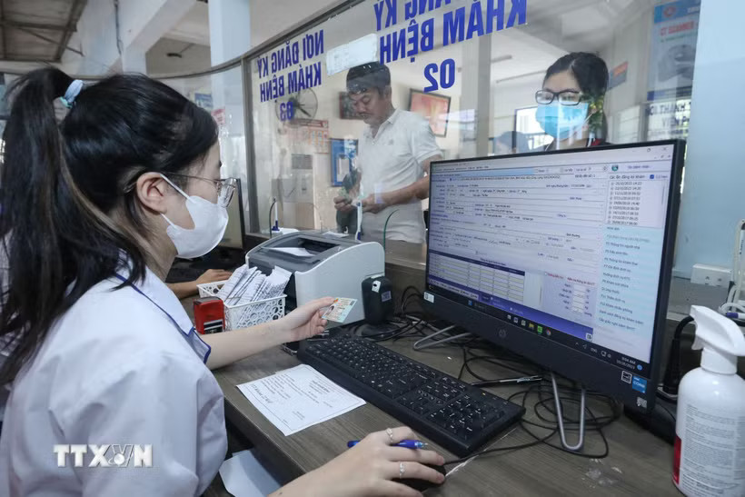 Bộ Y tế chủ trì, phối hợp với Bộ Công an hoàn thành việc tích hợp sổ sức khỏe điện tử trên hệ thống VNeID cho 100% người dân trước ngày 30/6/2027 để người dân khi đi khám bệnh chỉ cần mang theo Căn cước công dân, không phải mang sổ giấy hay làm lại các xét nghiệm không cần thiết. 