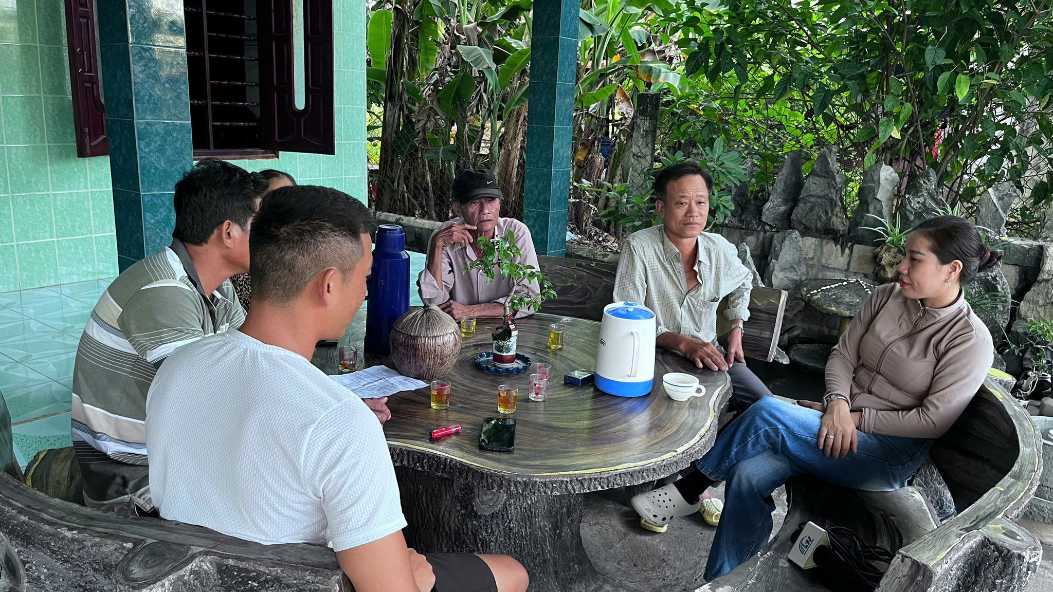 Ông Trần Văn Nheo (đội mũ) và các hộ dân chưa đồng thuận giao mặt bằng vì cho rằng mức bồi thường chưa thoả đáng