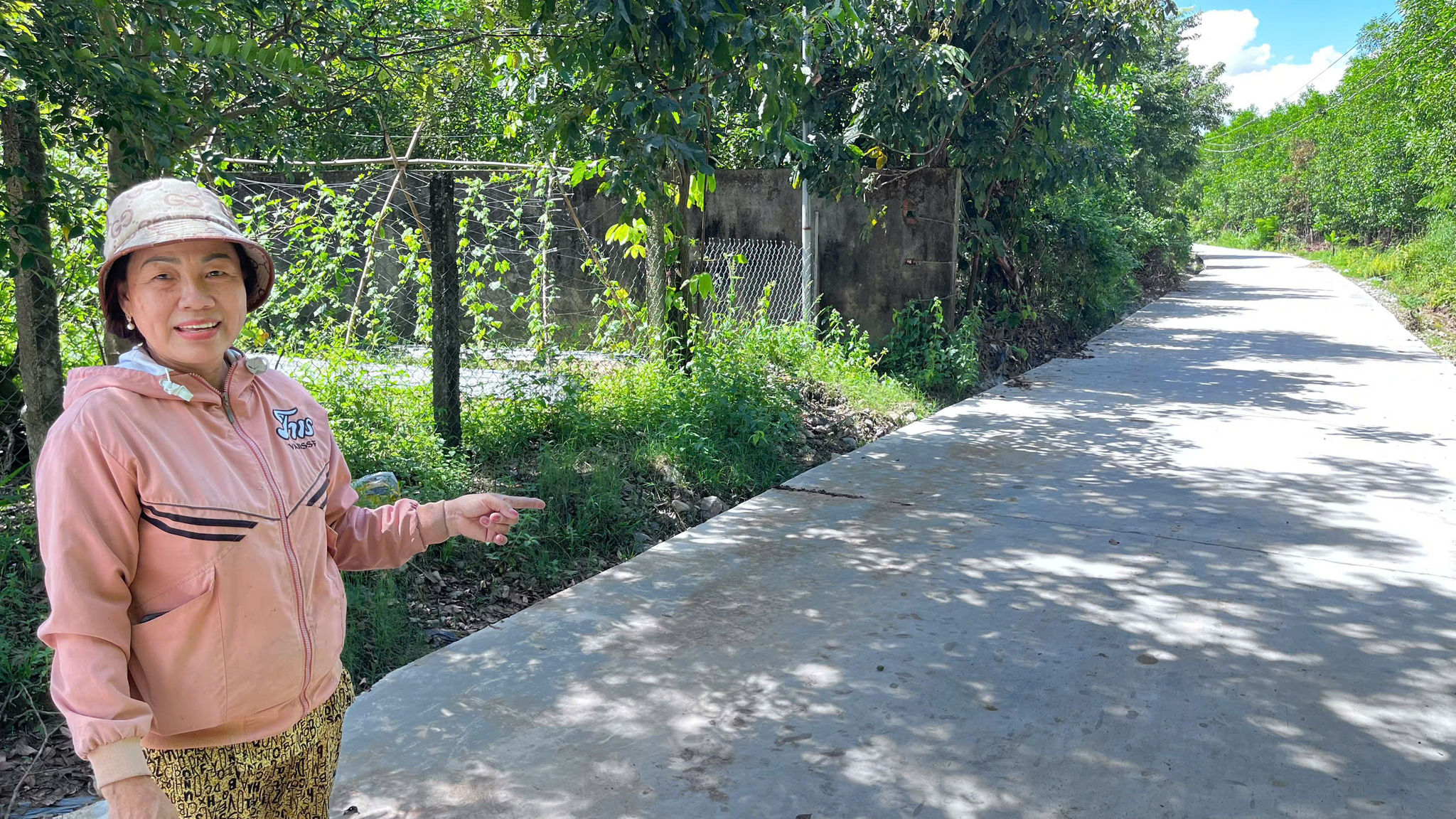 Bà Nguyễn Thị Thảo ở thôn Huy Khiêm 1, xã Đồng Kho, Lâm Đồng phấn khởi vì tuyến đường trước nhà đã được đầu tư mới