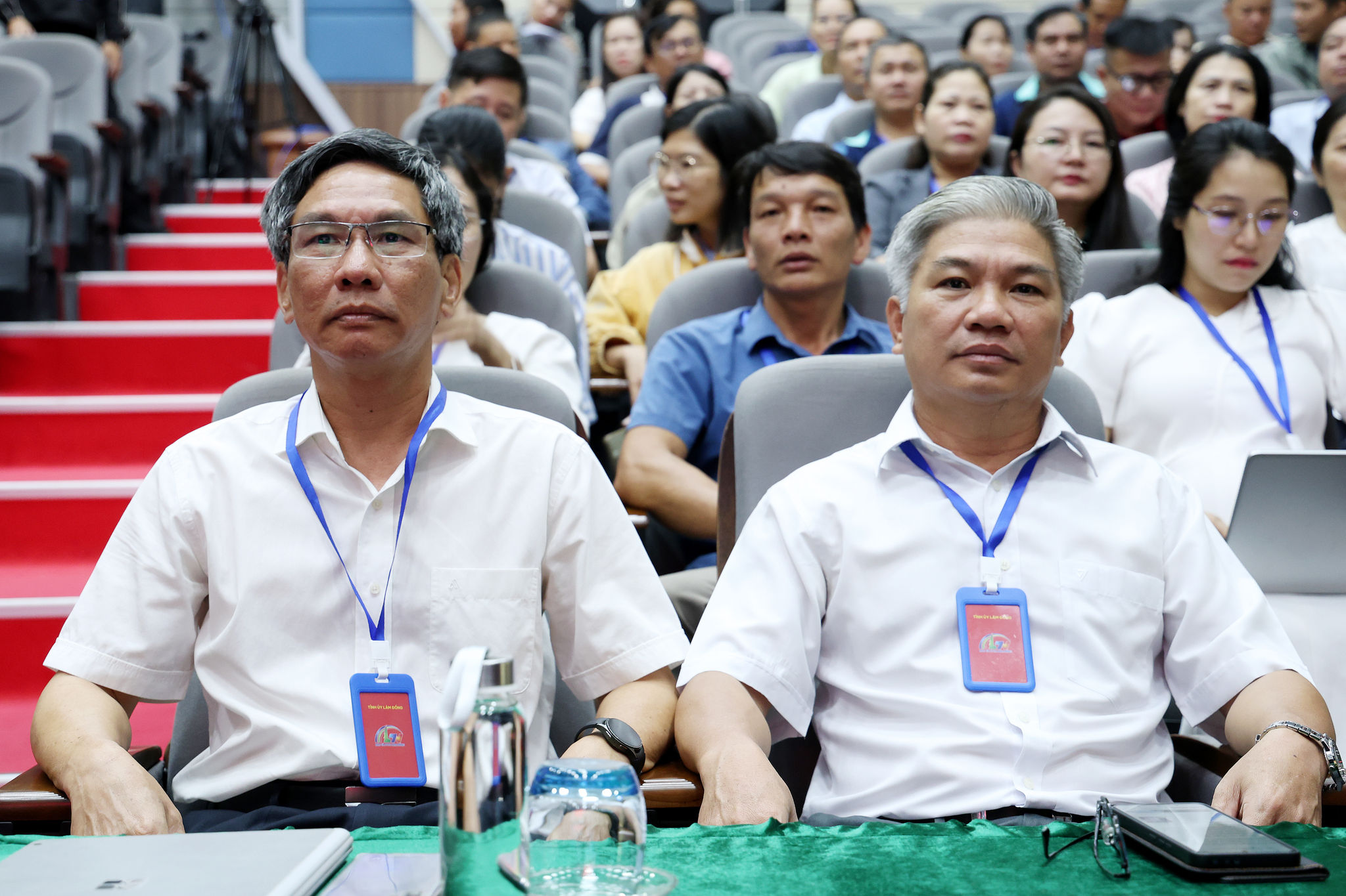 Phó Giám đốc Báo và Phát thanh, Truyền hình Lâm Đồng Vũ Ngọc Tú (bên trái) tham dự hội nghị tại cơ sở Bắc Gia Nghĩa