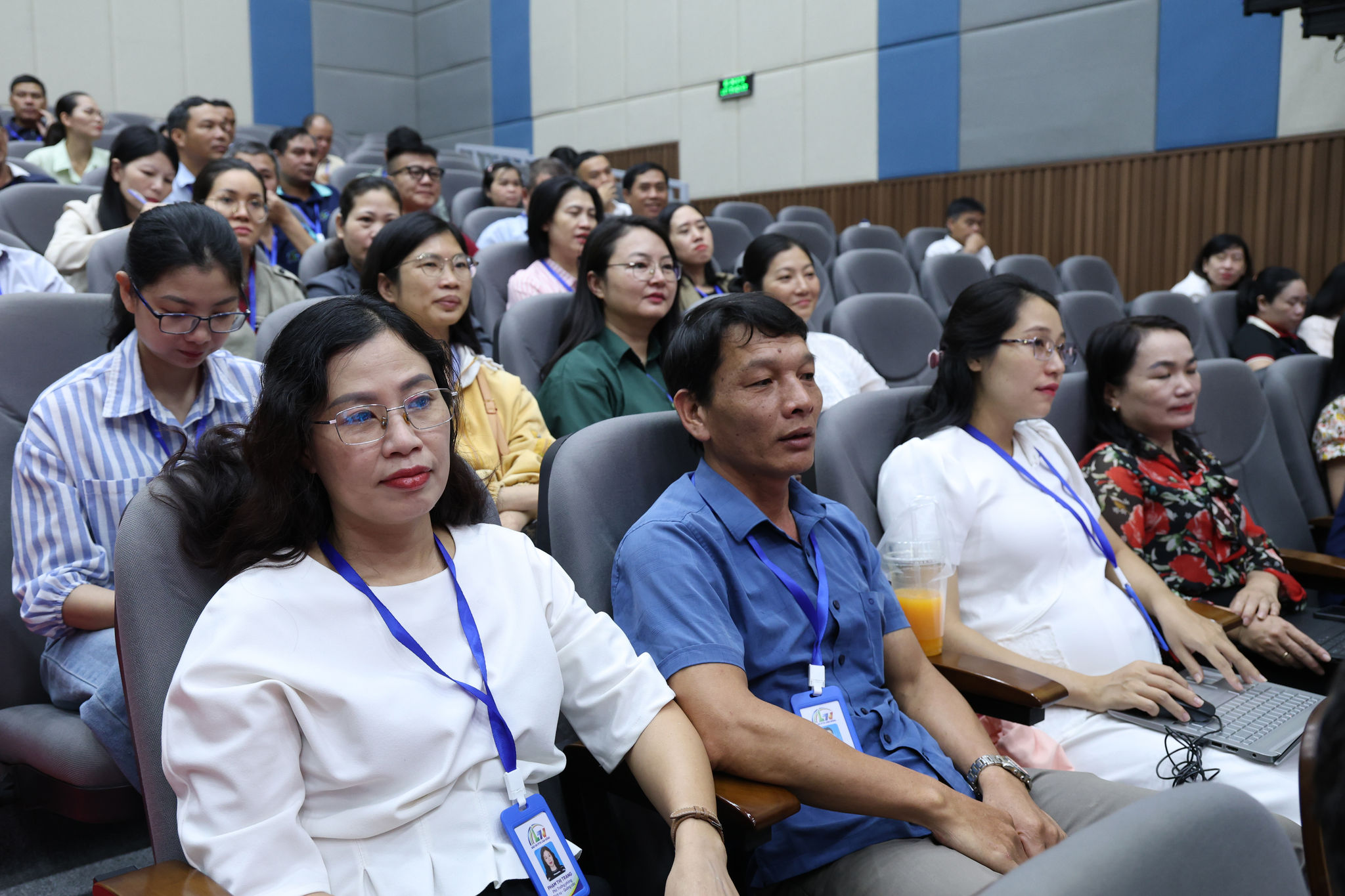 Cán bộ, phóng viên, nhân viên Báo và Phát thanh, Truyền hình Lâm Đồng (cở sở Bắc Gia Nghĩa) theo dõi hội nghị trực tuyến