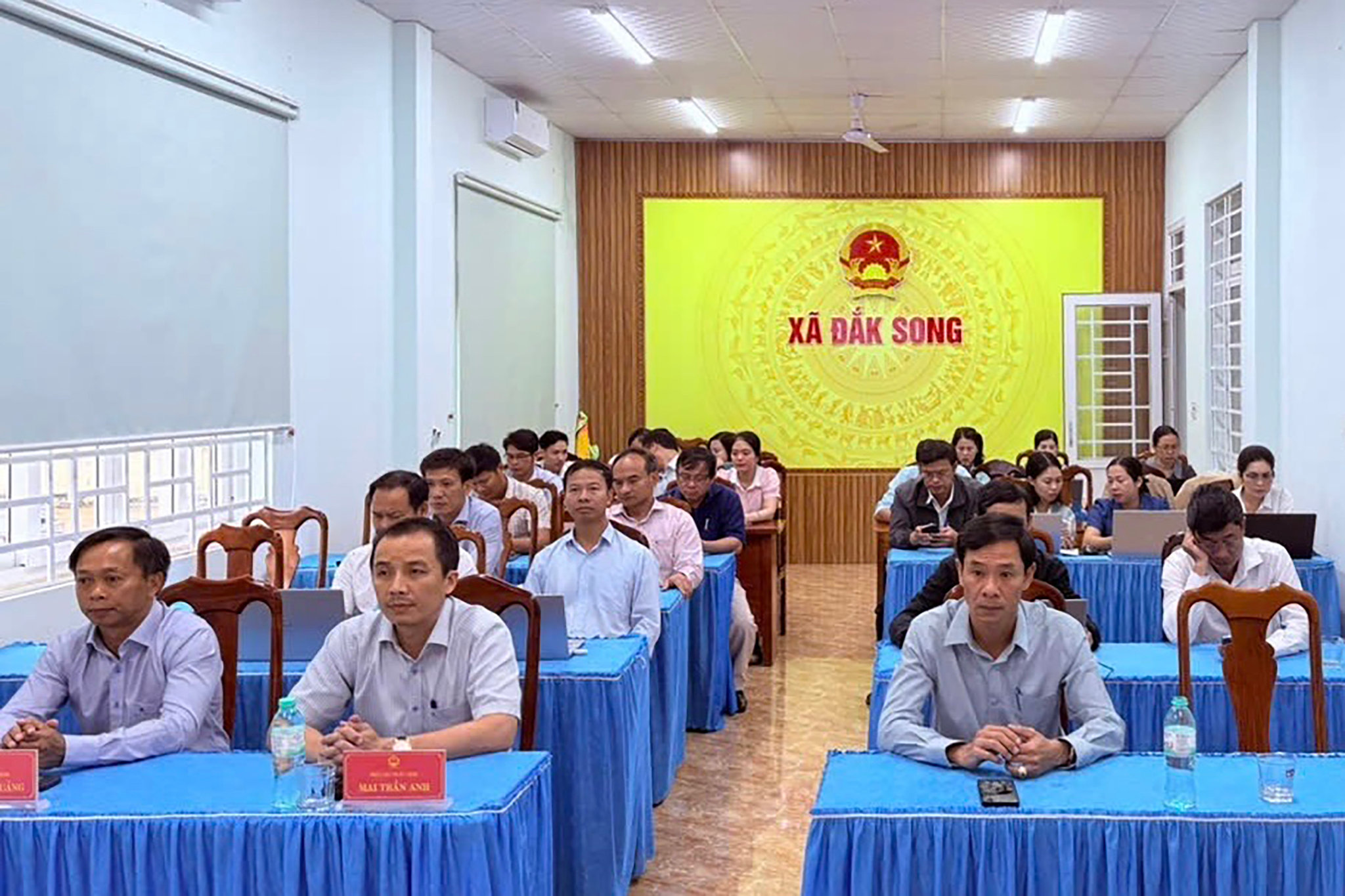 Cán bộ, công chức xã Đắk Song dự và theo dõi hội nghị