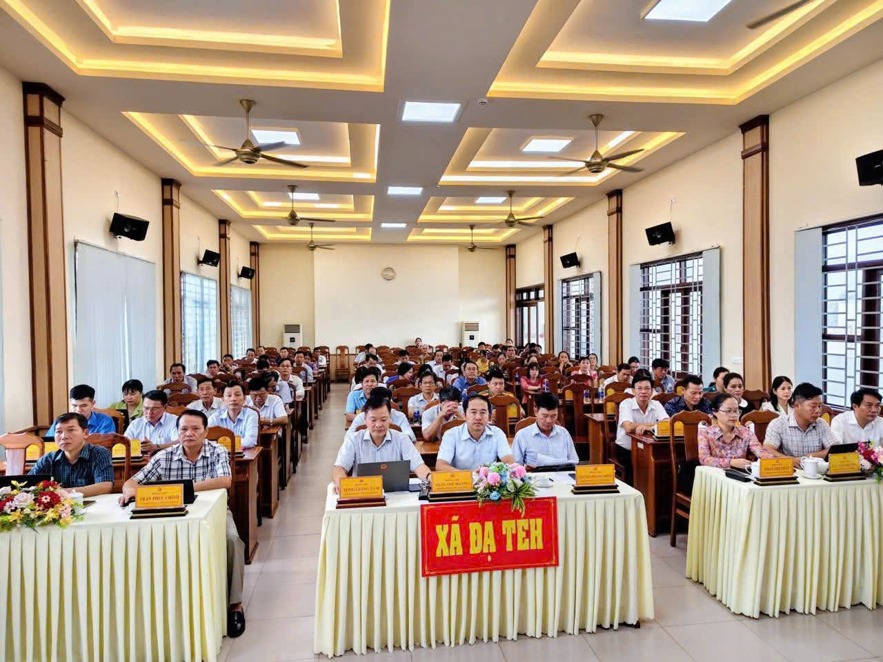 Cán bộ, đảng viên xã Đạ Tẻh tham dự hội nghị