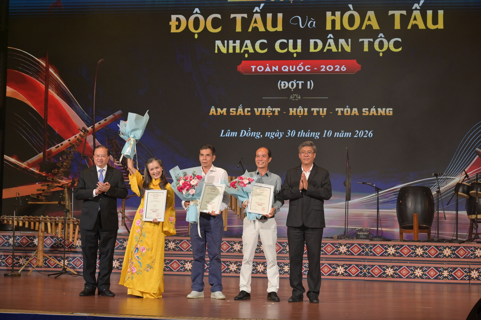 Đại diện Ban Tổ chức trao cho các các đơn vị nghệ thuật đạt giải Nhất tại nội dung thi Hòa tấu