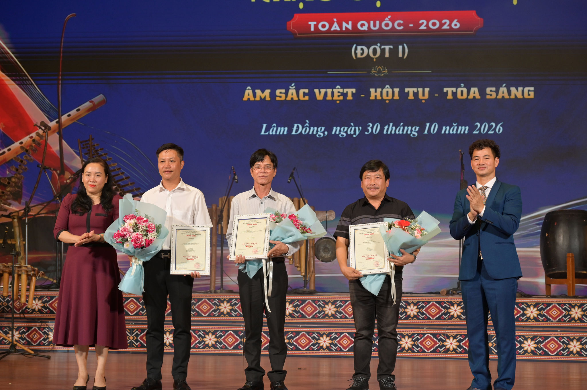 Đại diện Ban Tổ chức trao cho các các đơn vị nghệ thuật đạt giải tại nội dung thi Hòa tấu
