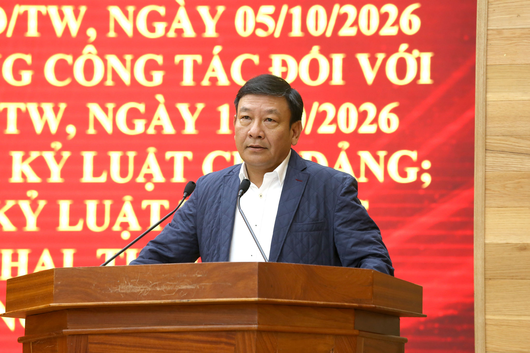Đồng chí Bùi Thắng, Phó Bí thu Tỉnh ủy quán triệt các nghị quyết về công tác cán bộ tại hội nghị