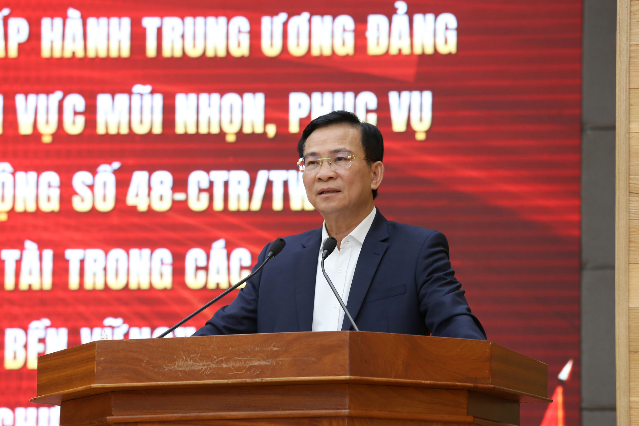 Đồng chí Hồ Văn Mười, Phó Bí thư Tỉnh ủy, Chủ tịch UBND tỉnh quán triệt nghị quyết về thu hút, trọng dụng nhân tài tại hội nghị