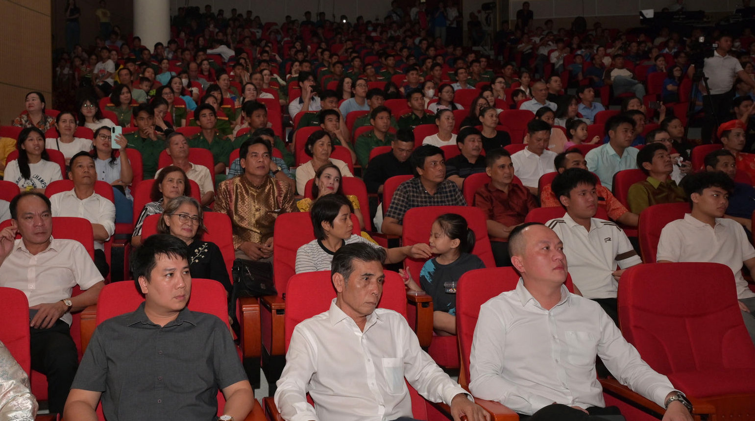 dong-khan-gia-den-xem-le-be-mac(1).jpg