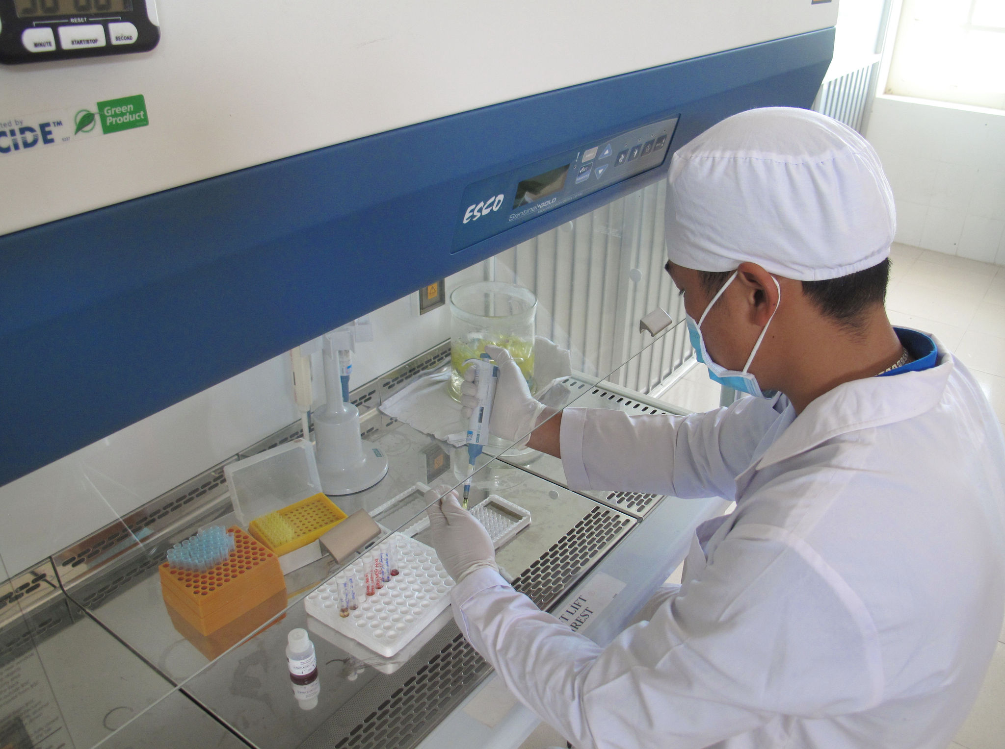IMG_7670 Kỹ thuật viên đang thực hiện các test tại Phòng xét nghiệm khẳng định HIV thuộc Trung tâm Kiểm soát bệnh tật tỉnh