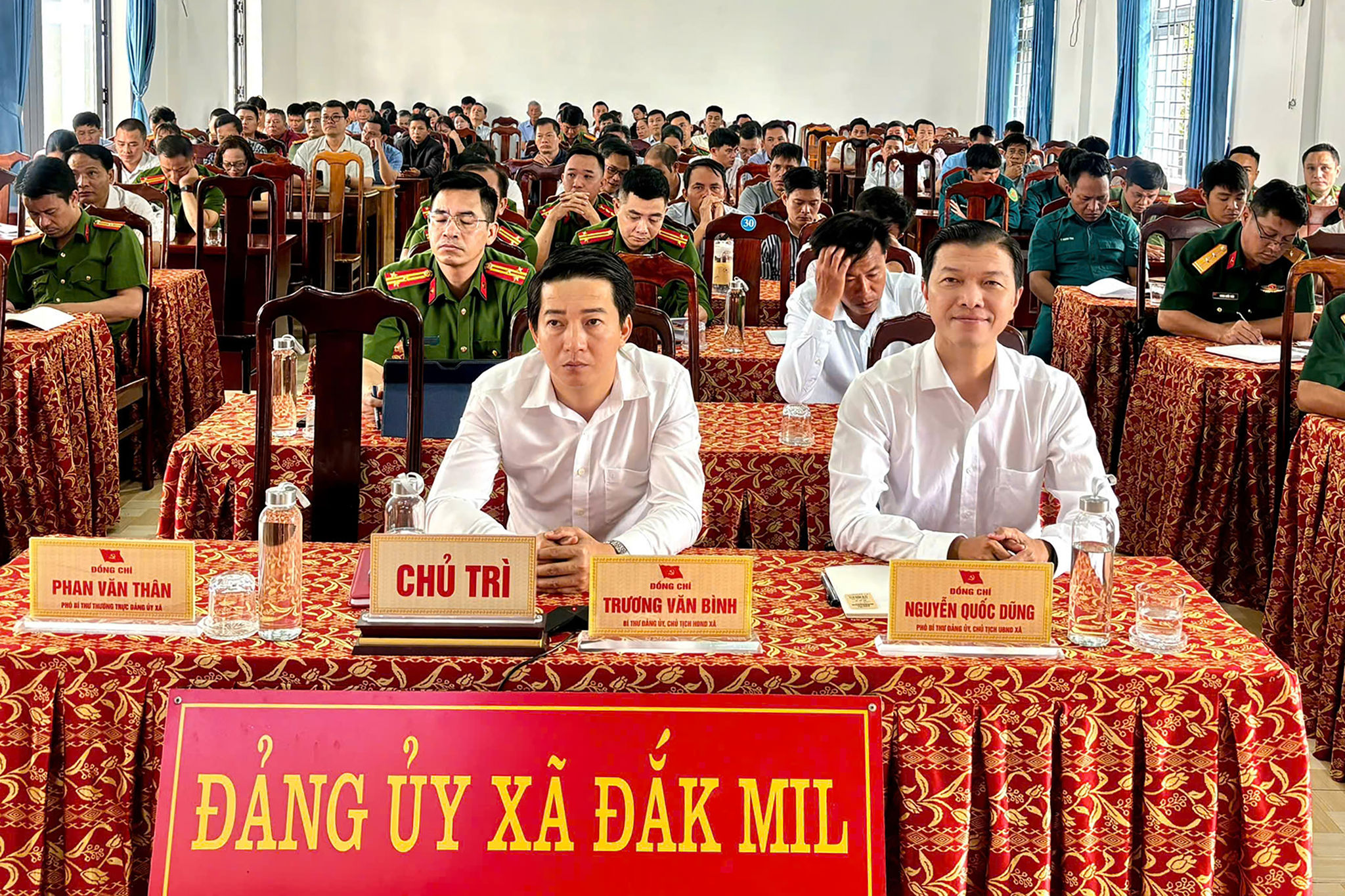Lãnh đạo Đảng ủy, UBND xã Đắk Mil dự và theo dõi hội nghị