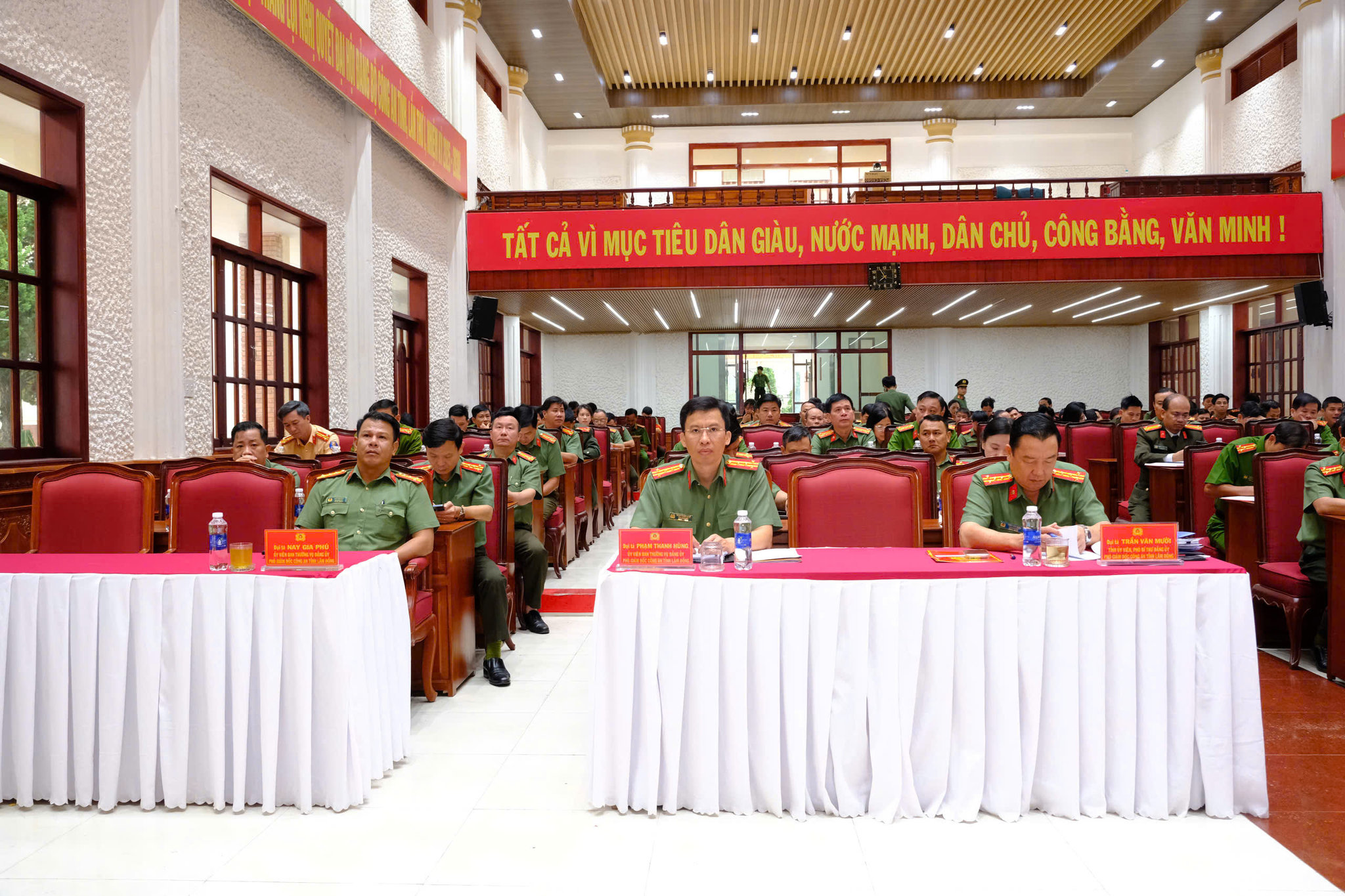 Quang cảnh học tập nghị quyết tại điểm cầu Công an tỉnh (Ảnh Tú Trâm)