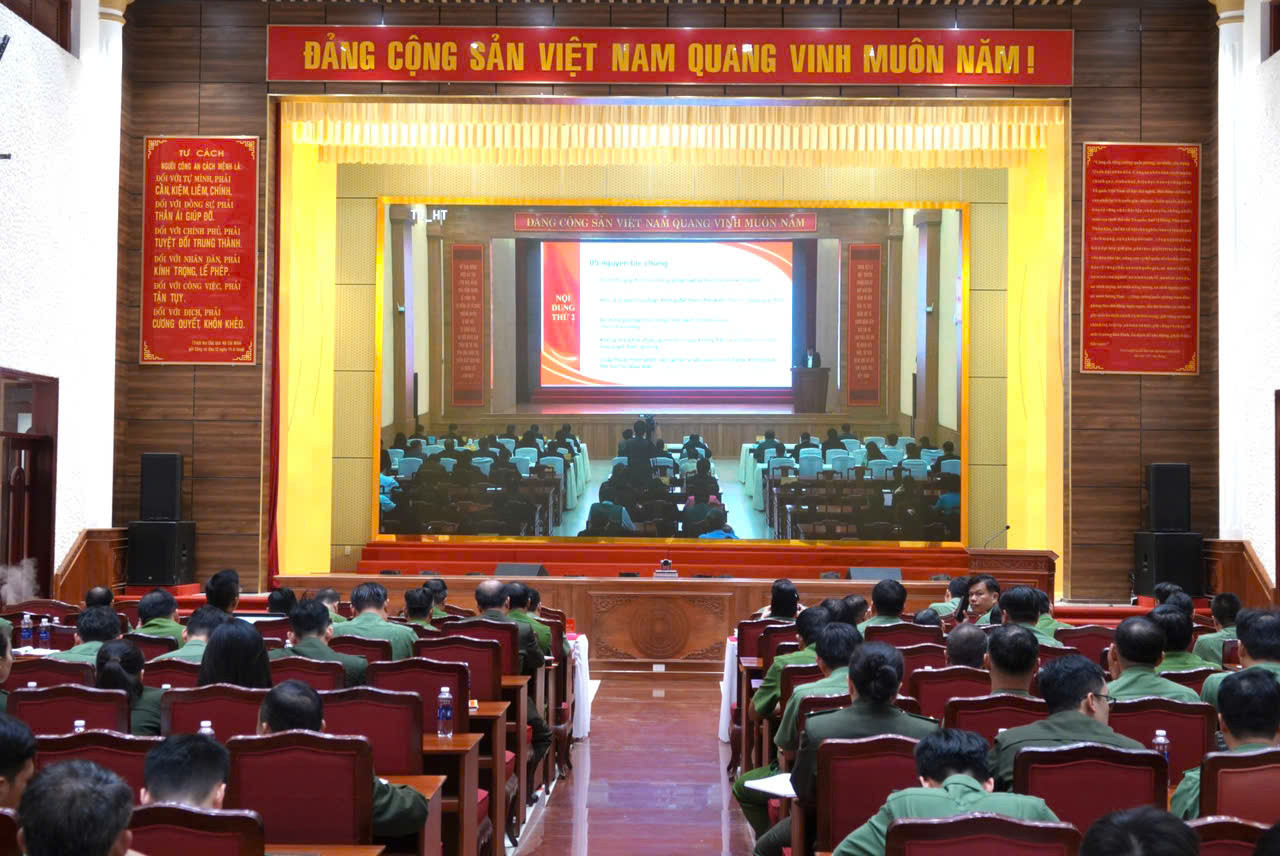 Quang cảnh học tập nghị quyết tại điểm cầu Công an tỉnh (Ảnh Tú Trâm)