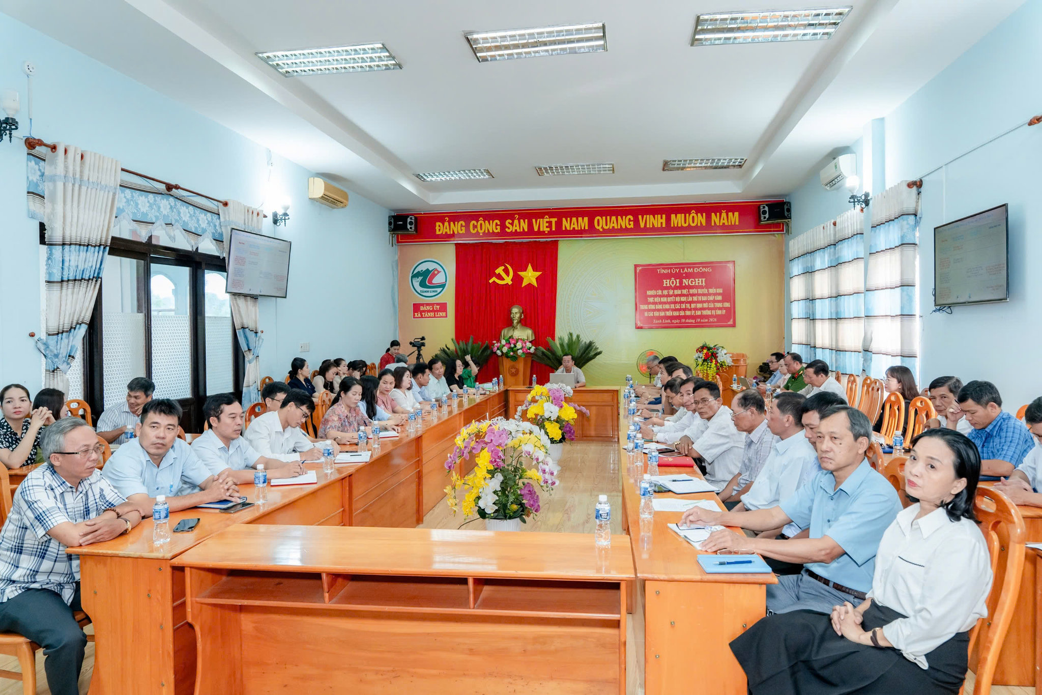 Quang cảnh học tập nghị quyết tại điểm cầu Đảng ủy xã Tánh Linh (Ảnh Phan Thái Tùng)