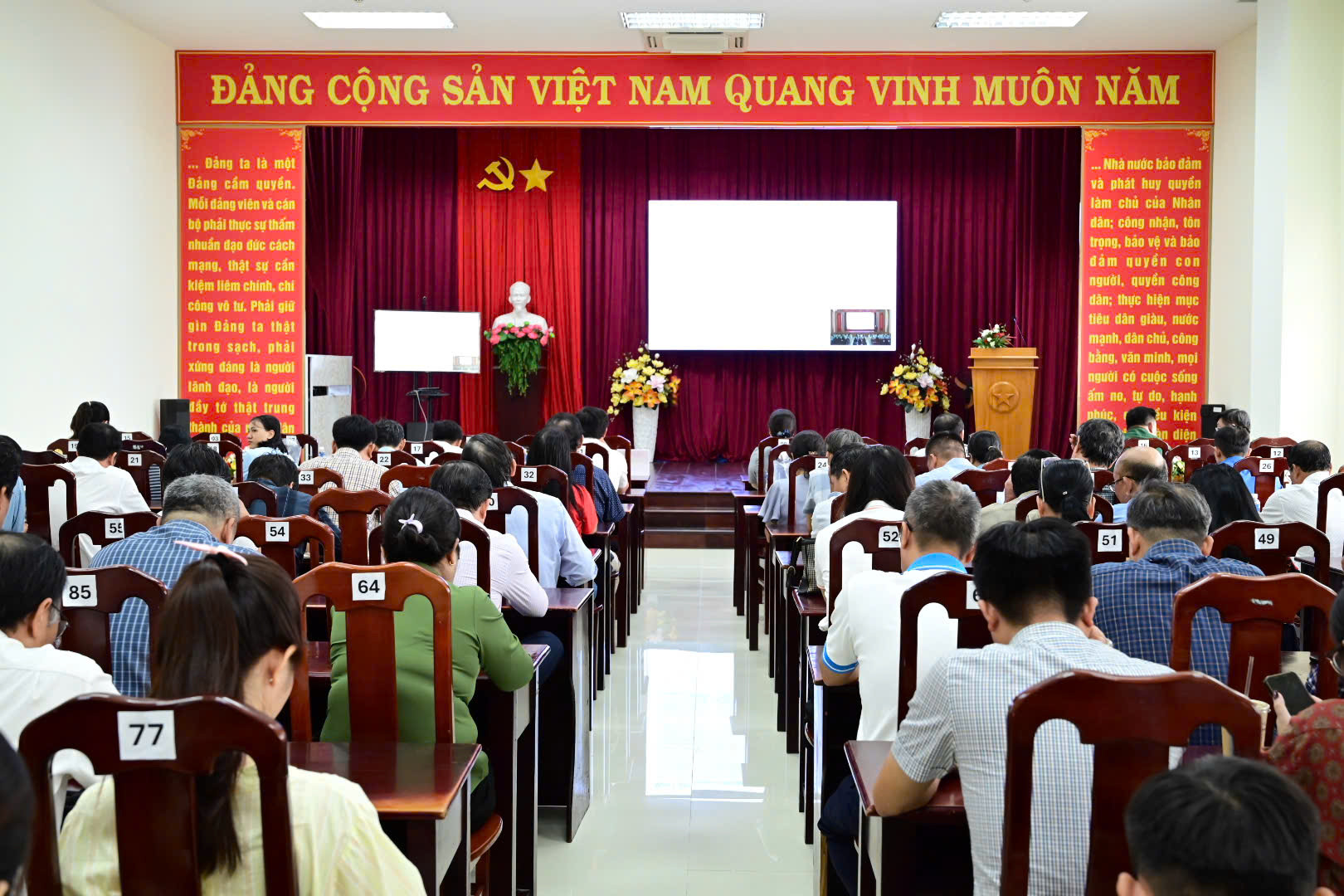 Tập thể lãnh đạo, công chức, người lao động UBND phường Phú Thủy tham dự Hội nghị trực tuyến của Tỉnh ủy (2)