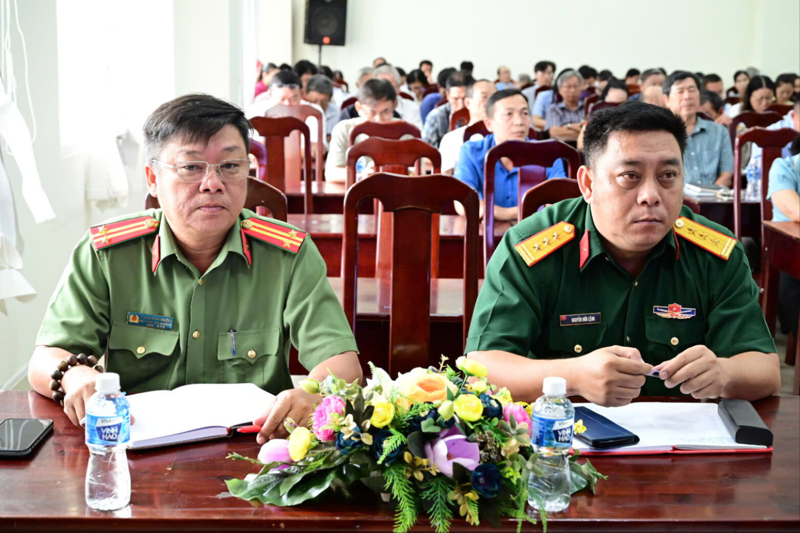 tap-the-lanh-dao-cong-chuc-nguoi-lao-dong-ubnd-phuong-phu-thuy-tham-du-hoi-nghi-truc-tuyen-cua-tinh-uy-3-(1).jpg