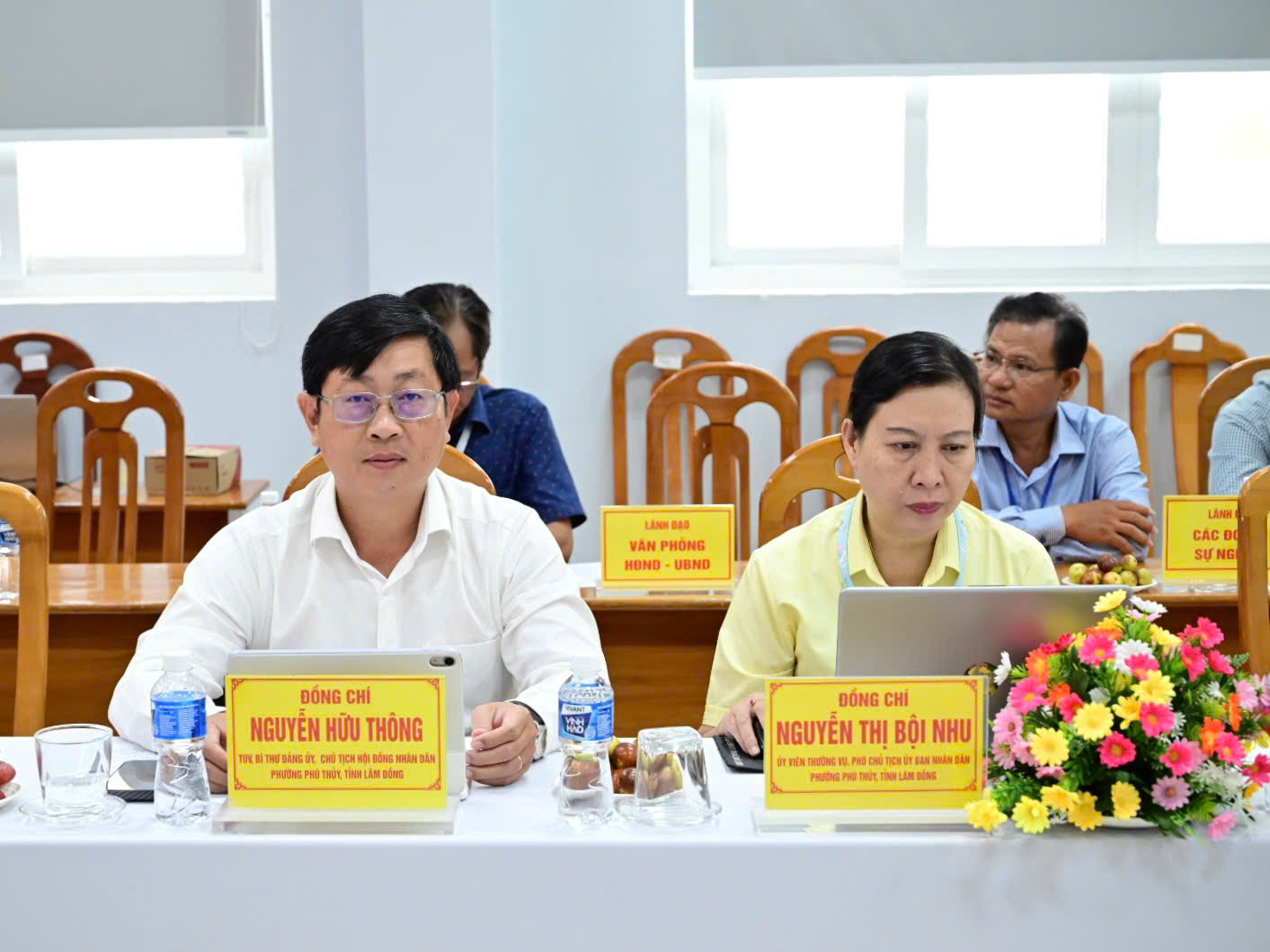 Tập thể lãnh đạo, công chức, người lao động UBND phường Phú Thủy tham dự Hội nghị trực tuyến của Tỉnh ủy