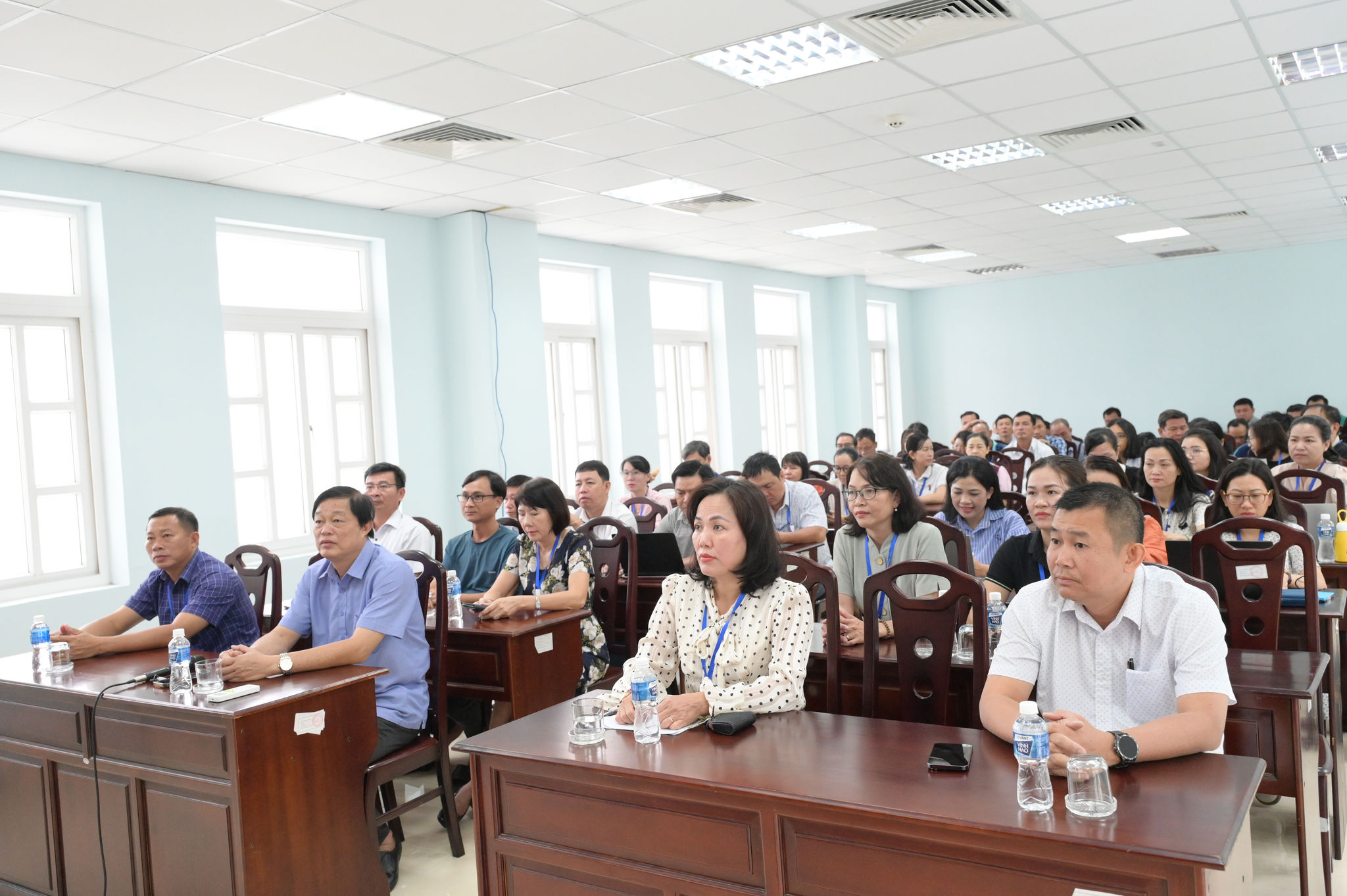 Tập thể lãnh đạo, viên chức, người lao động Báo và PTTH Lâm Đồng cơ sở Phú Thủy tham dự Hội nghị trực tuyến của Tỉnh ủy 3