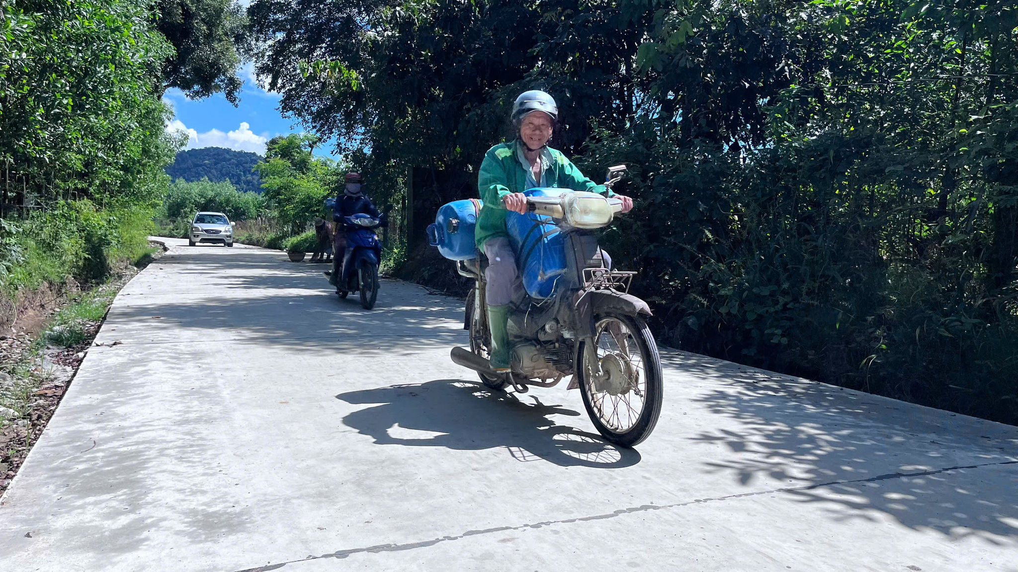 Việc đi lại, vận chuyển nông sản, hàng hoá của người dân xã Đồng Kho đã được thuận lợi hơn nhờ được đầu tư mới nhiều tuyến đường