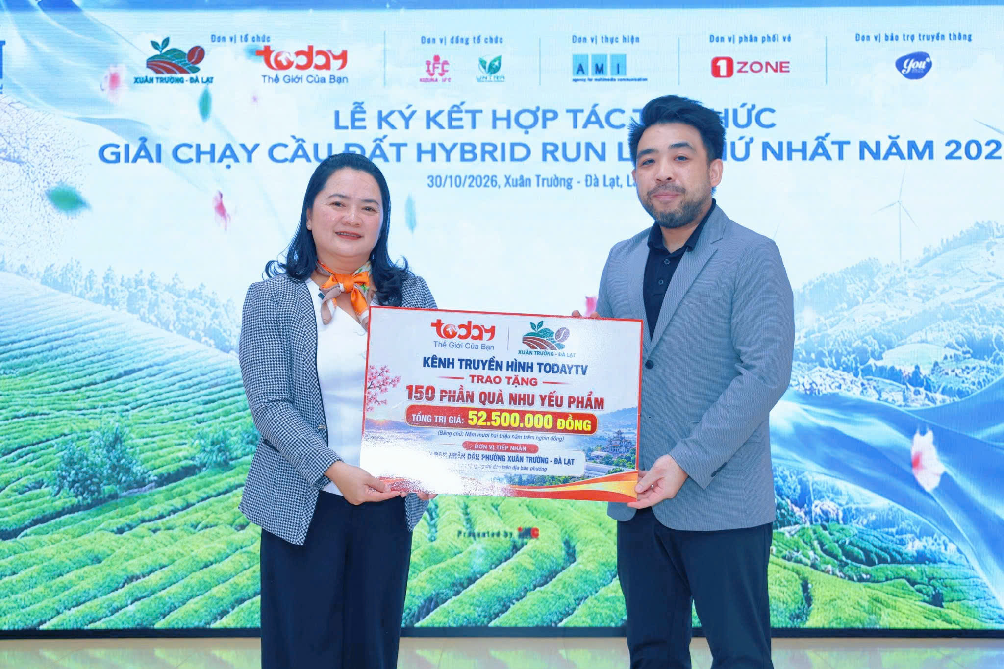 Bà Đinh Thị Thùy Dương, Chủ tịch Ủy ban Mặt trận Tổ quốc Việt Nam phường Xuân Trường - Đà Lạt, đại diện tiếp nhận bảng trao tặng tượng trưng.