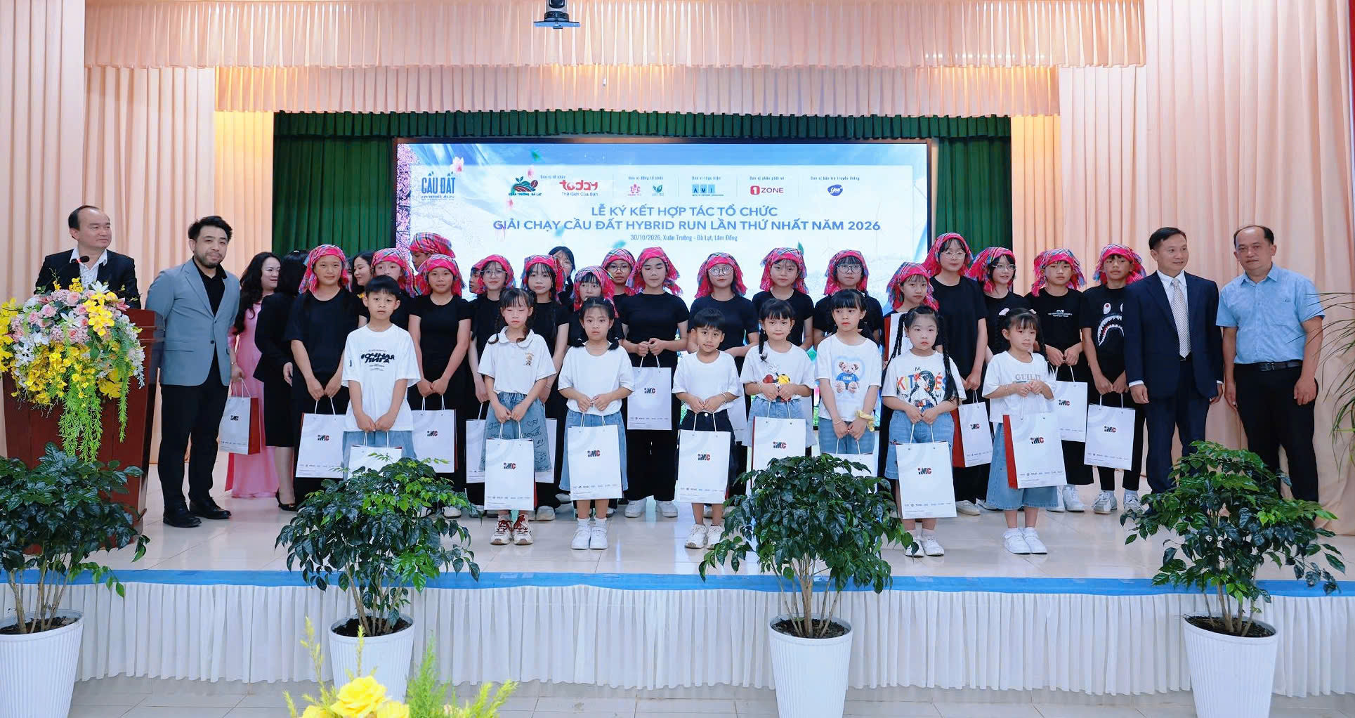 Hoạt động góp phần gắn kết phong trào thể thao với tinh thần sẻ chia, chung tay hỗ trợ học sinh có hoàn cảnh khó khăn, hiếu học tại địa phương.