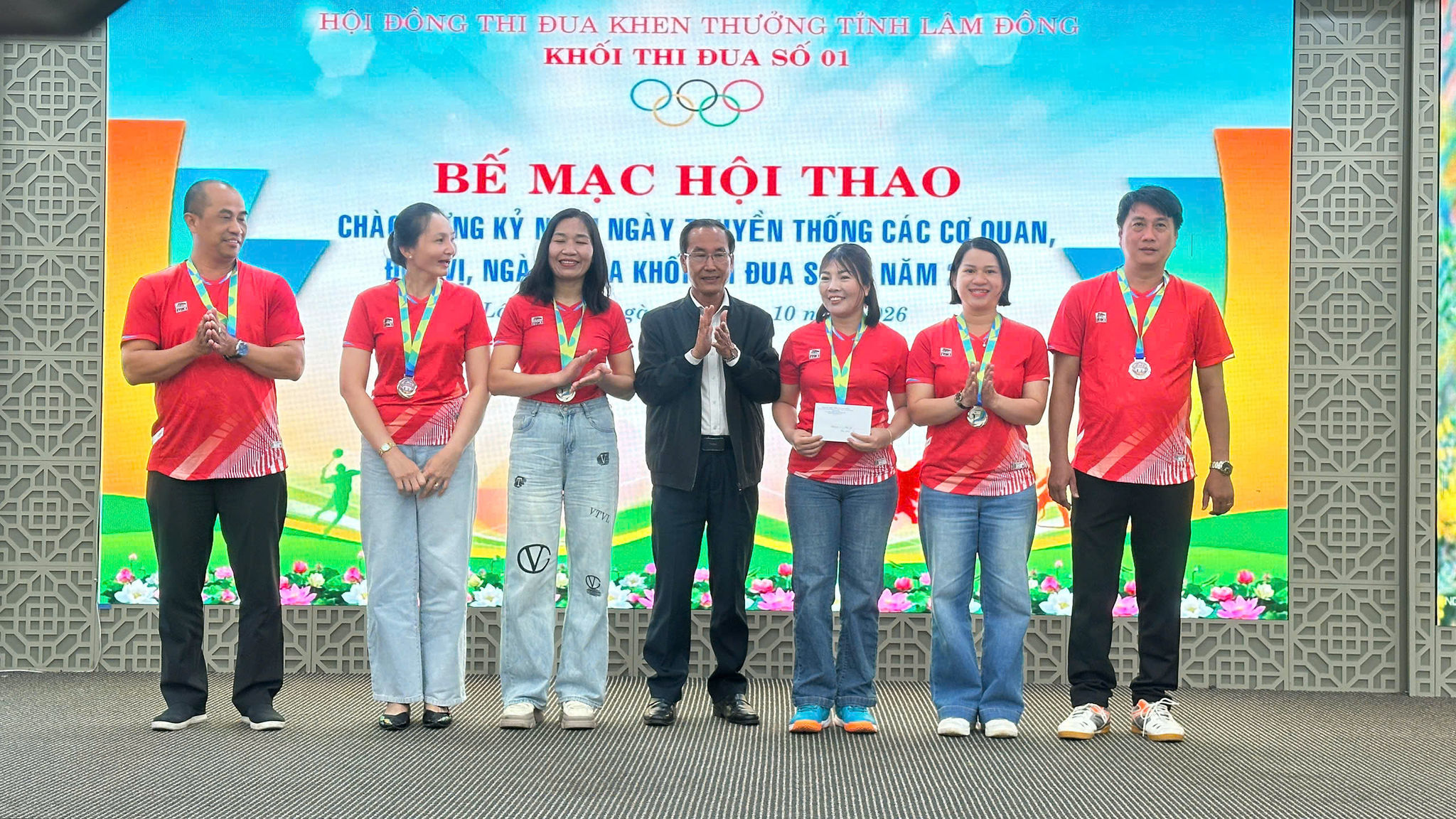 2aobor9lwujtwu8v9nrccm66lw7s4njhvkikohum.jpg
