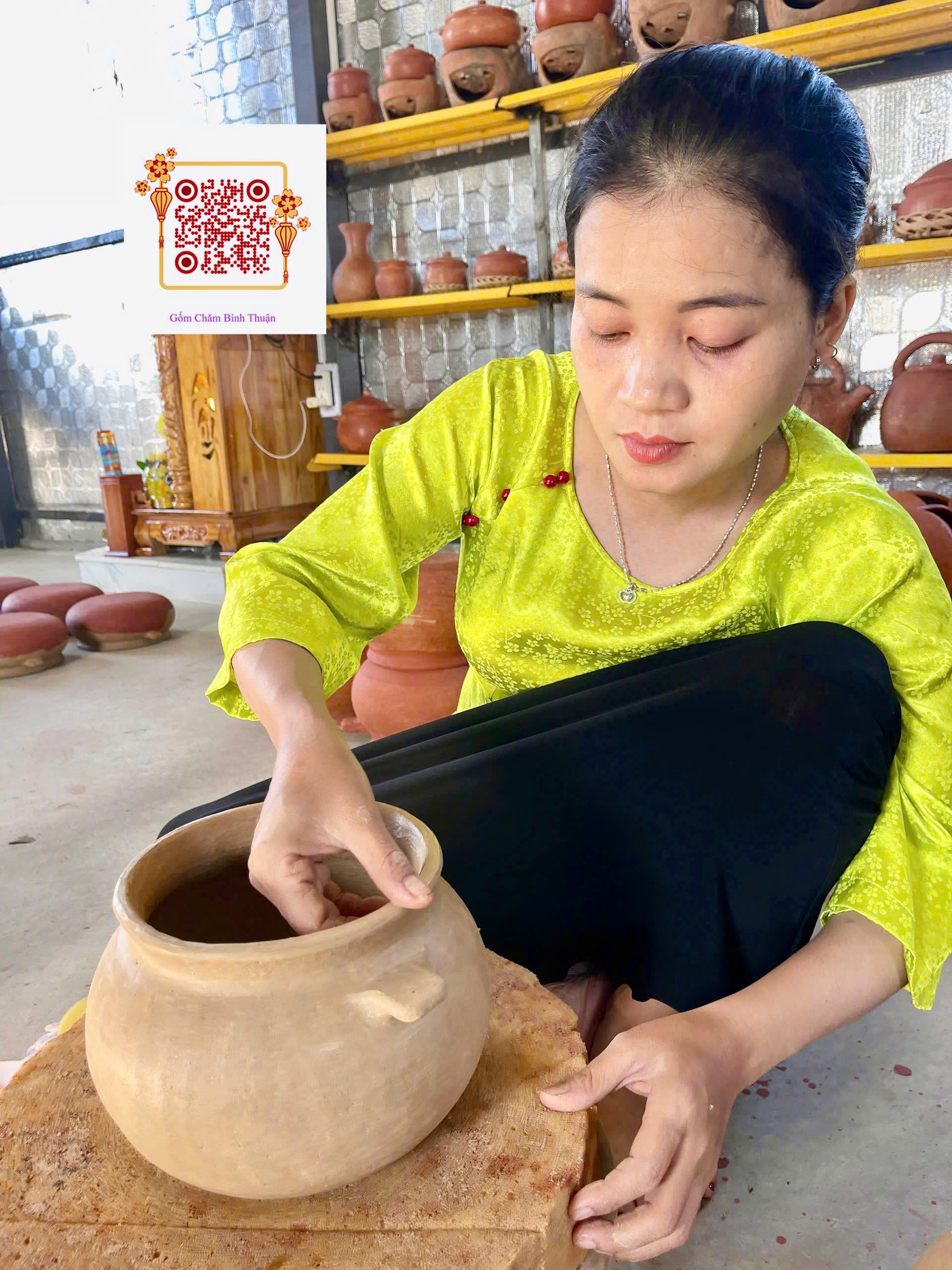 Chị Xích Mai Chi, làng gốm Bình Đức, thôn Phan Hiệp, xã Bắc Bình đang khéo léo tạo hình cho sản phẩm gốm Chăm