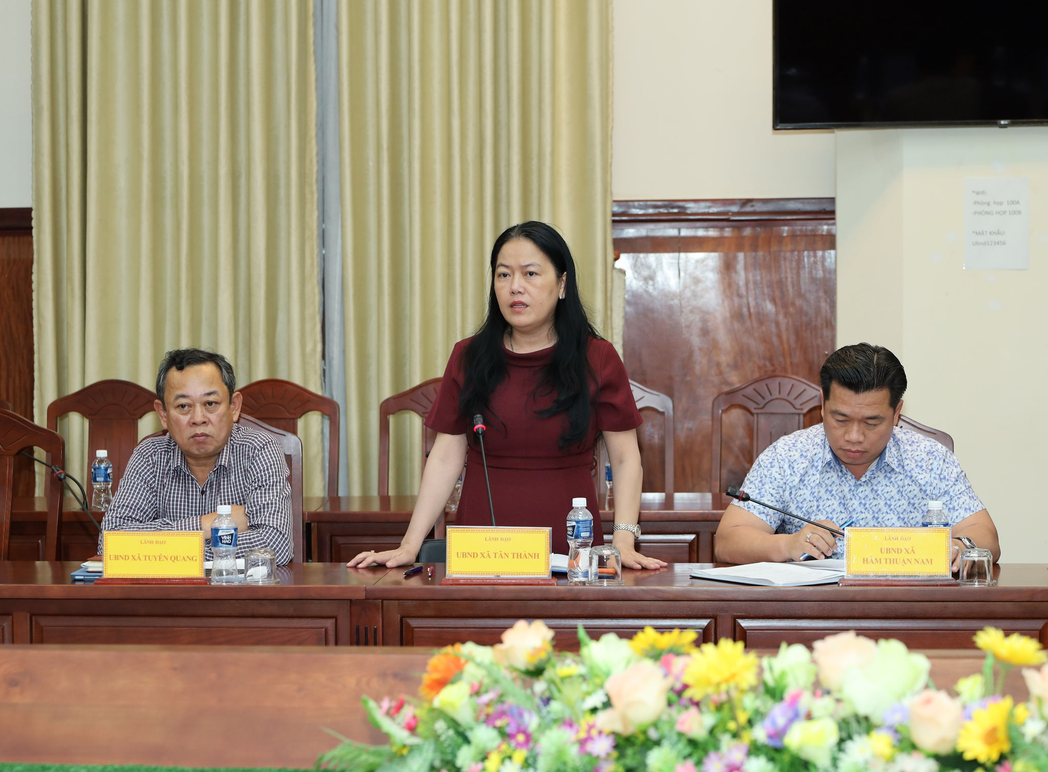 Chủ tịch UBND xã Tân Thành Mai Thị Ngọc Ảnh báo cáo tại buổi làm việc