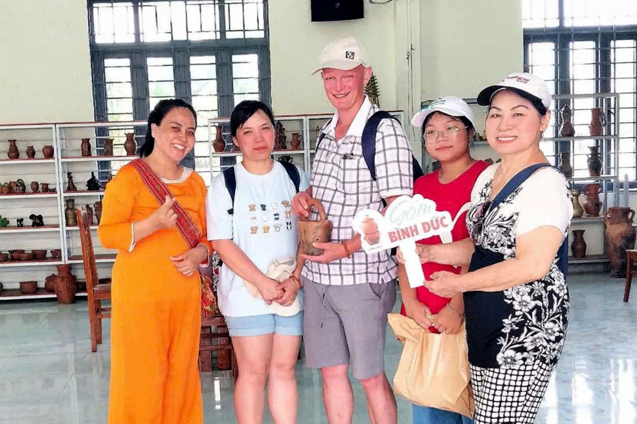 Du khách tham quan, tìm hiểu các sản phẩm gốm truyền thống tại Nhà trưng bày gốm Bình Đức, thôn Phan Hiệp, xã Bắc Bình