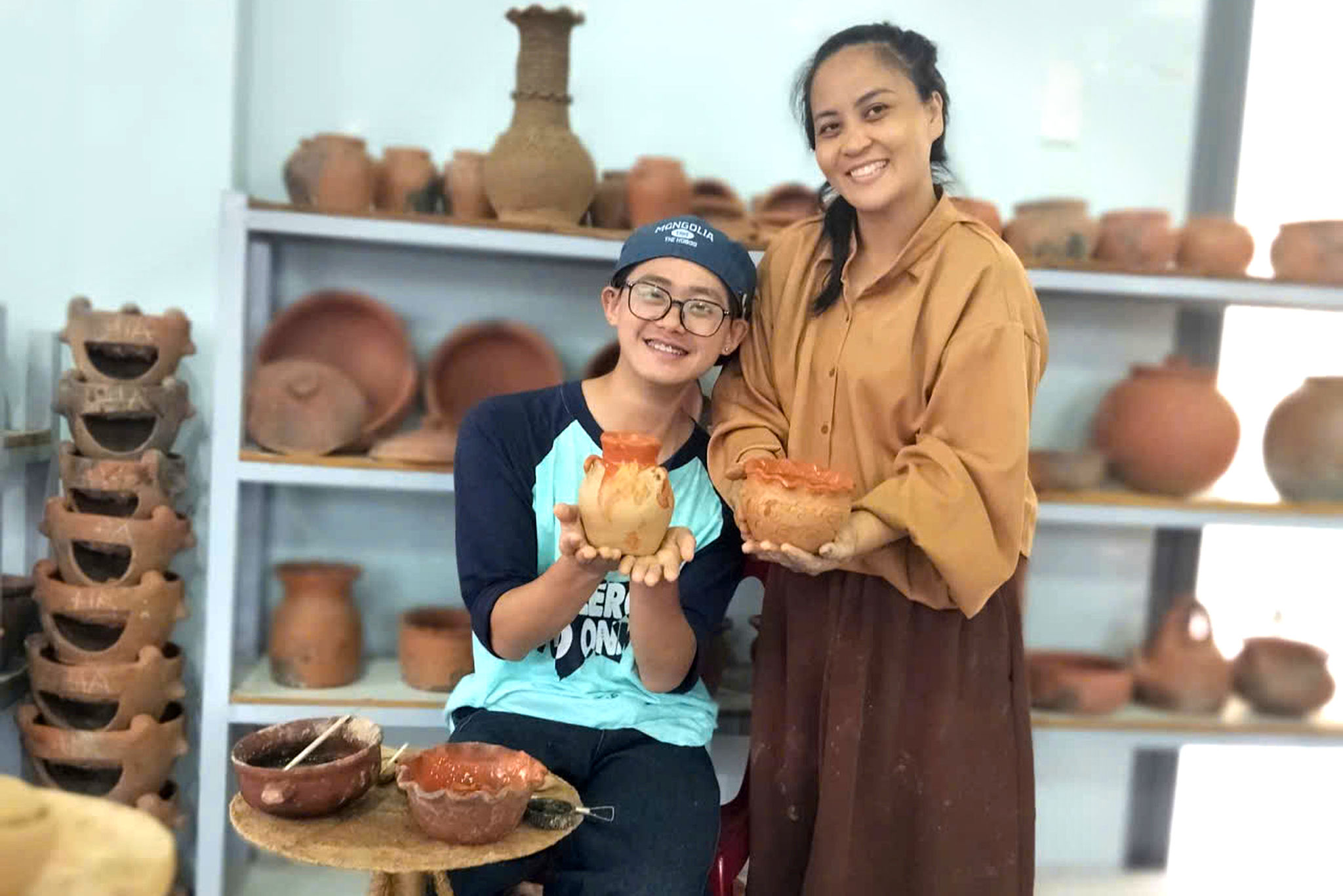 Em Tạ Huy Đức ở Hà Nội đến tham quan, trải nghiệm làm gốm, tìm hiểu văn hoá, ẩm thực Chăm tại Làng Gốm Chăm Bình Đức