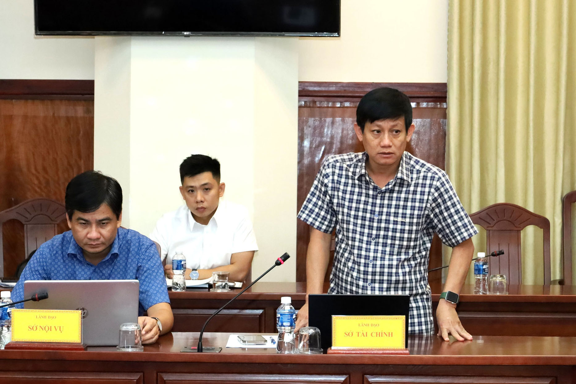 pho-giam-doc-so-tai-chinh-lam-dong-vo-duc-tuan-bao-cao-tai-buoi-lam-viec(1).jpg
