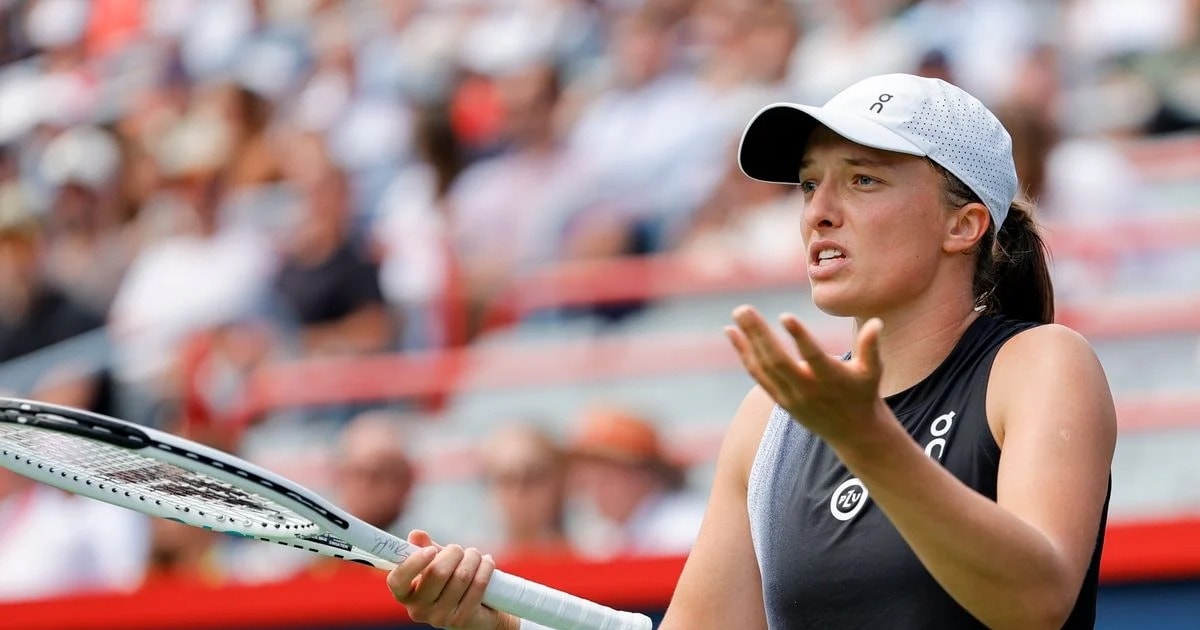 Iga Swiatek tự xé váy để vượt khó trước Yuan Yue tại Australian Open 2026