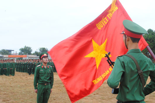 Chiến sĩ mới Trung đoàn 994 tuyên thệ dưới cờ Tổ quốc