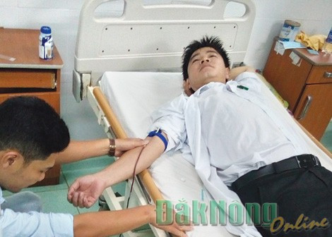 Bác sĩ Nguyễn Văn Phú hiến máu, cấp cứu kịp thời bệnh nhân đang nguy kịch