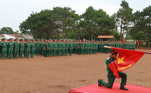 Chiến sĩ mới tuyên thệ dưới cờ Tổ quốc